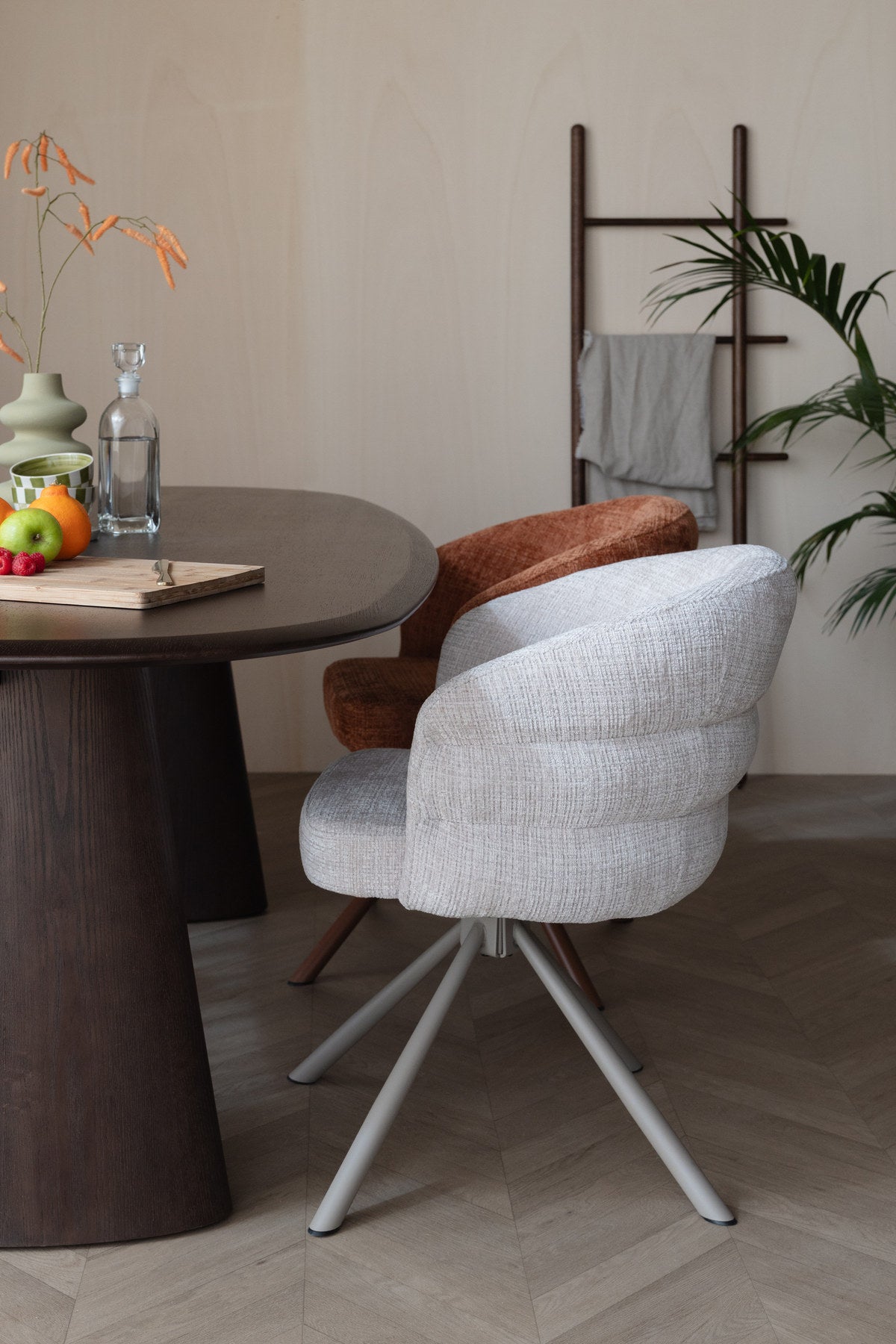 Armlehnstuhl Marjolein von White Label Living mit gepolsterter, halbkreisförmiger Sitzschale aus Polyester und Metallgestell in Beige.