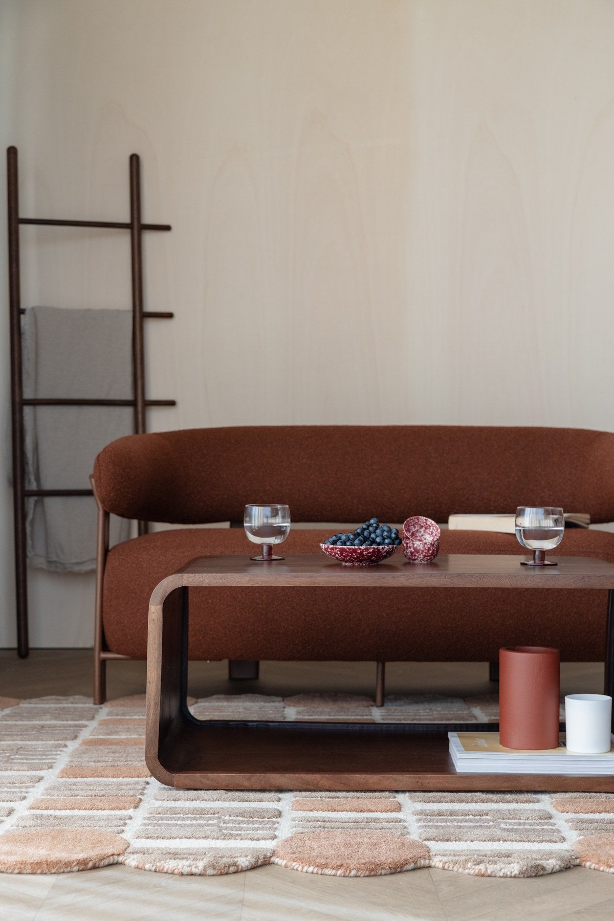Brauner Couchtisch Tycho von White Label Living mit Eisengestell, epoxidbeschichteter Platte und abgerundeten Ecken, Grösse 90x35x35 cm.