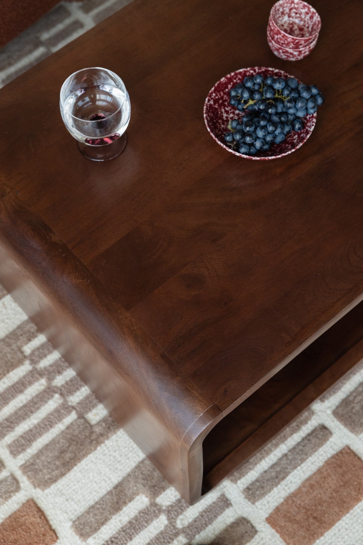Brauner Couchtisch Tycho von White Label Living mit Eisengestell, epoxidbeschichteter Platte und abgerundeten Ecken, Grösse 90x35x35 cm.
