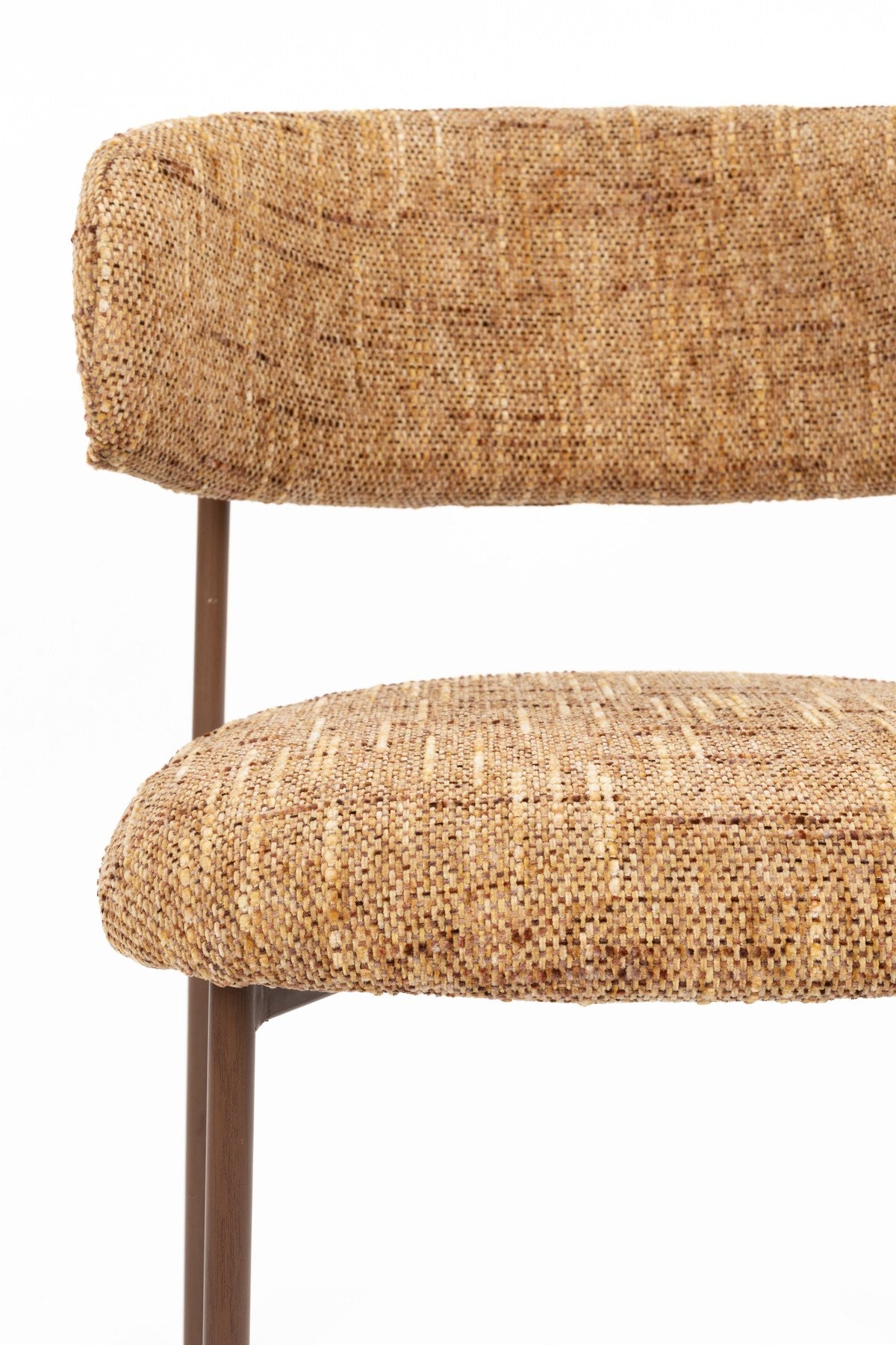 Gepolsterter Essstuhl Claes Ochre mit ockerfarbener Sitzfläche aus Polyester, Rückenlehne gepolstert, Beinhöhe 44 cm, Innenbereich.