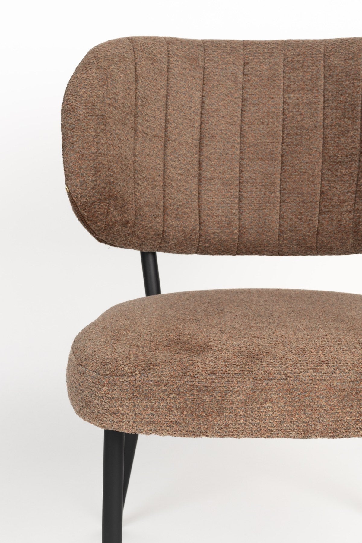 Stuhl Sanne mit gepolstertem Sitz aus Polyester-Gewebe, Schale aus Birkensperrholz und schwarzem Stahlrahmen, Rückenlehne mit Ziersteppmuster.