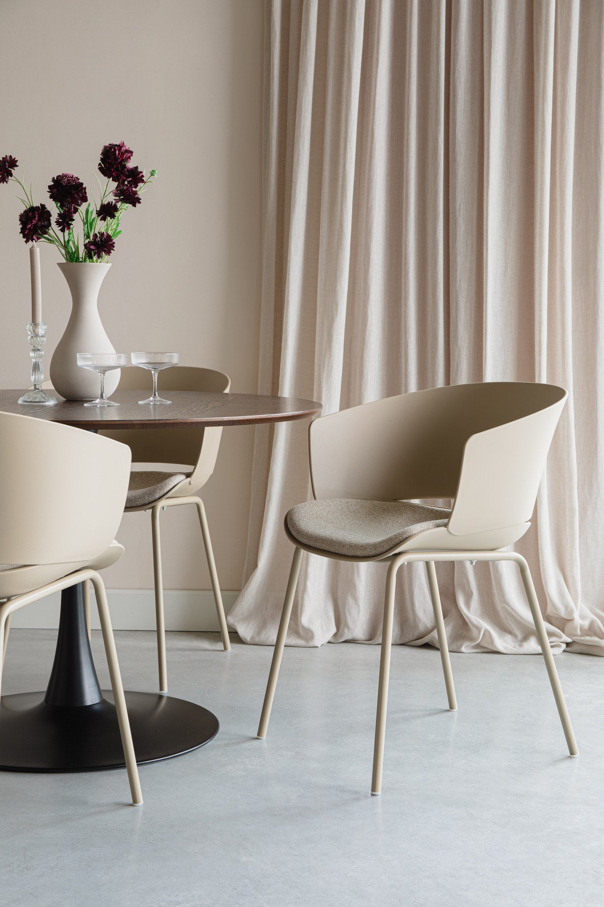 Stuhl Jessica Beige in beige präsentiert im Onlineshop von KAQTU Design AG. Stuhl mit Armlehne ist von White Label Living