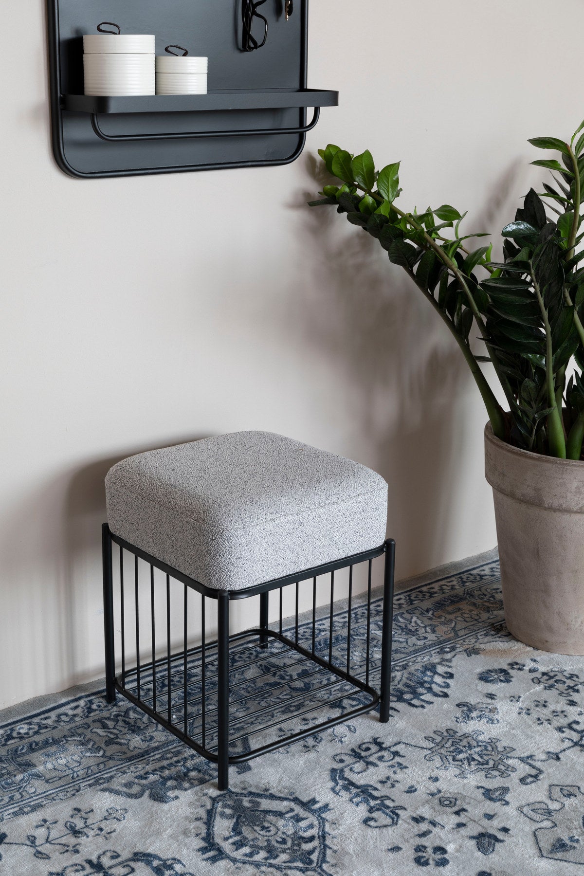 Hocker Milou in Grau/Schwarz präsentiert im Onlineshop von KAQTU Design AG. Hocker ist von White Label Living