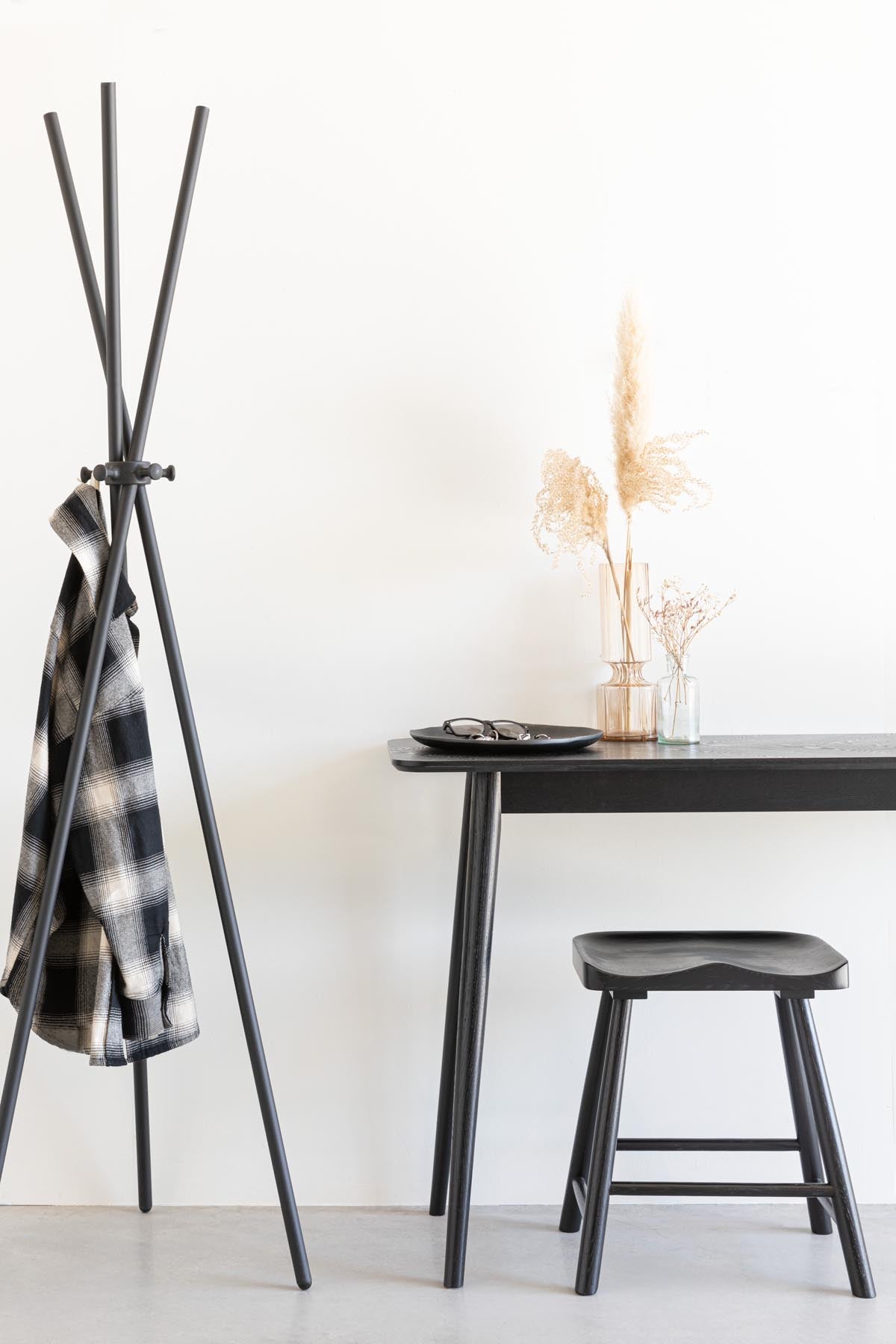 Hocker VANDER in Holz/Schwarz präsentiert im Onlineshop von KAQTU Design AG. Hocker ist von White Label Living