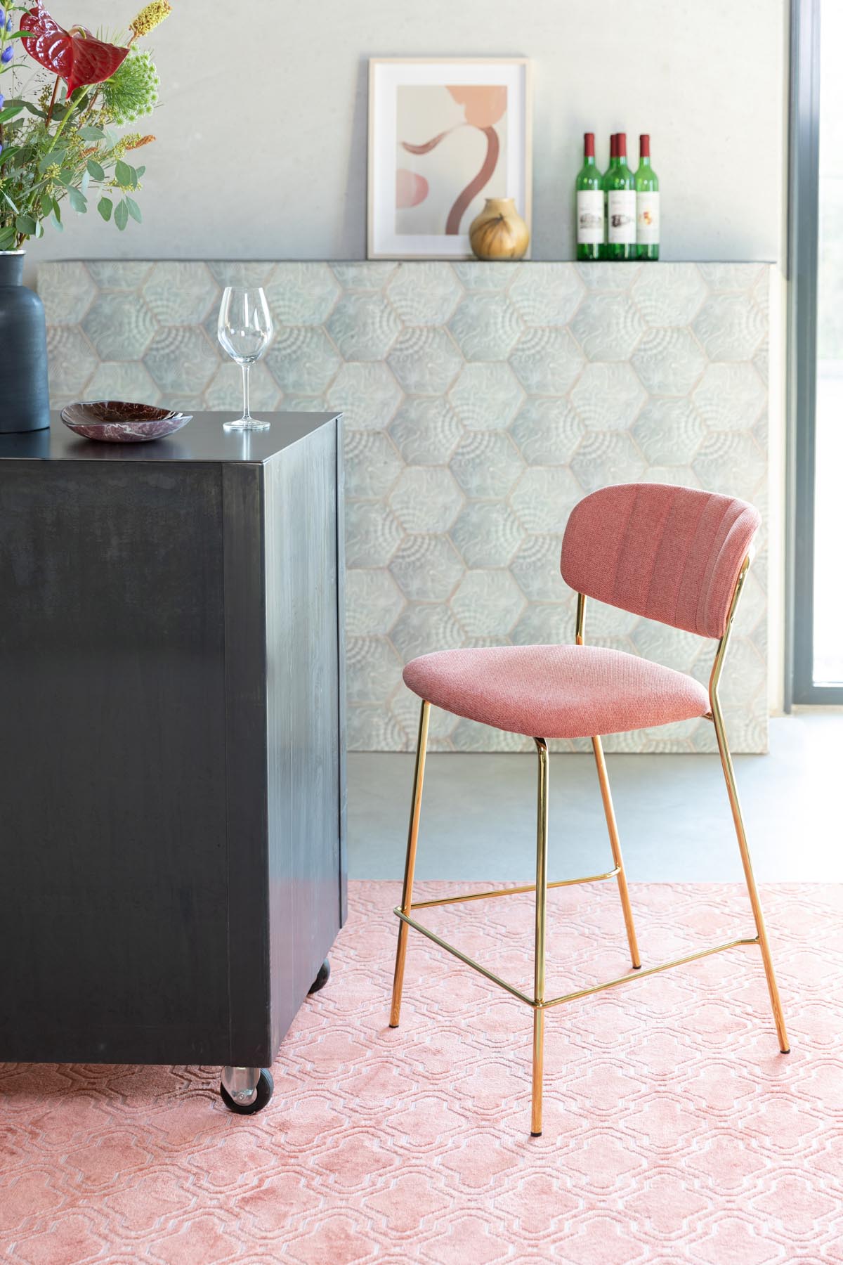 Barstuhl Jolien gepolstert in Rosa präsentiert im Onlineshop von KAQTU Design AG. Barstuhl ist von White Label Living