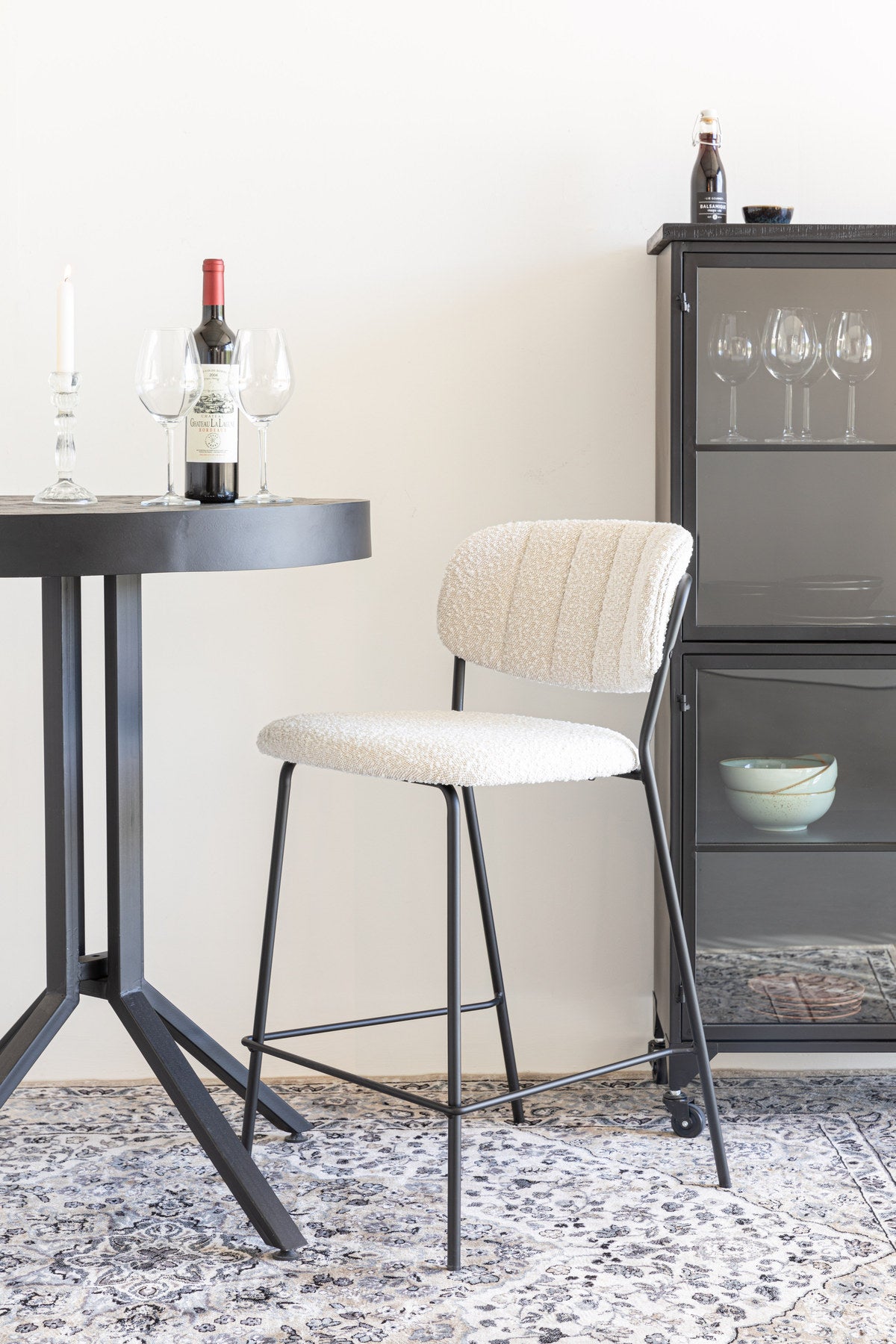 Barstuhl Jolien gepolstert in Weiss präsentiert im Onlineshop von KAQTU Design AG. Barstuhl ist von White Label Living