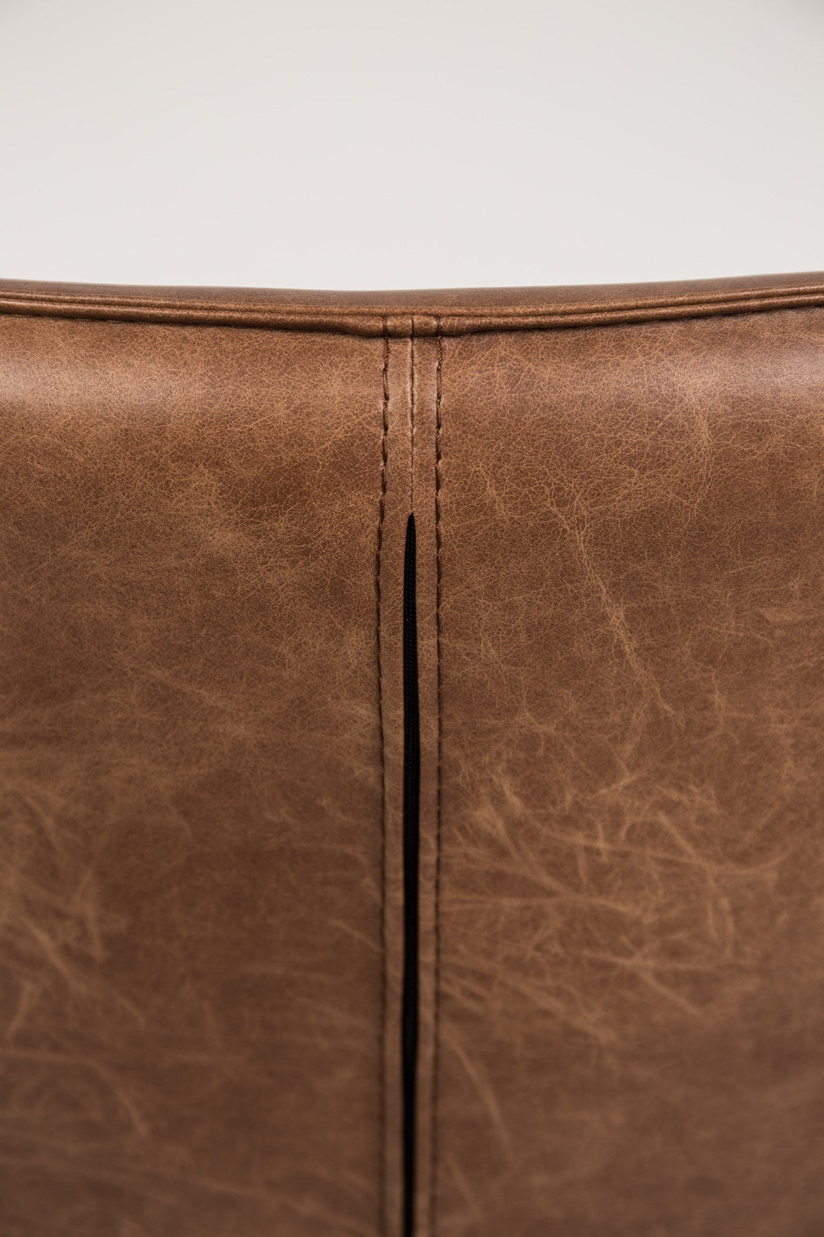 Sessel BON in Braun präsentiert im Onlineshop von KAQTU Design AG. Sessel mit Armlehnen ist von White Label Living