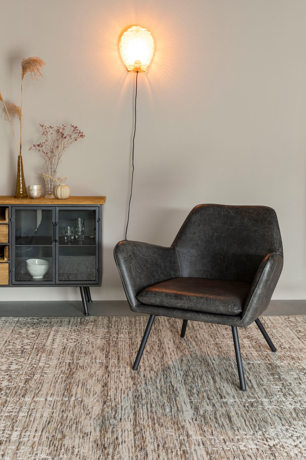 Sessel BON in Dunkelgrau präsentiert im Onlineshop von KAQTU Design AG. Sessel mit Armlehnen ist von White Label Living