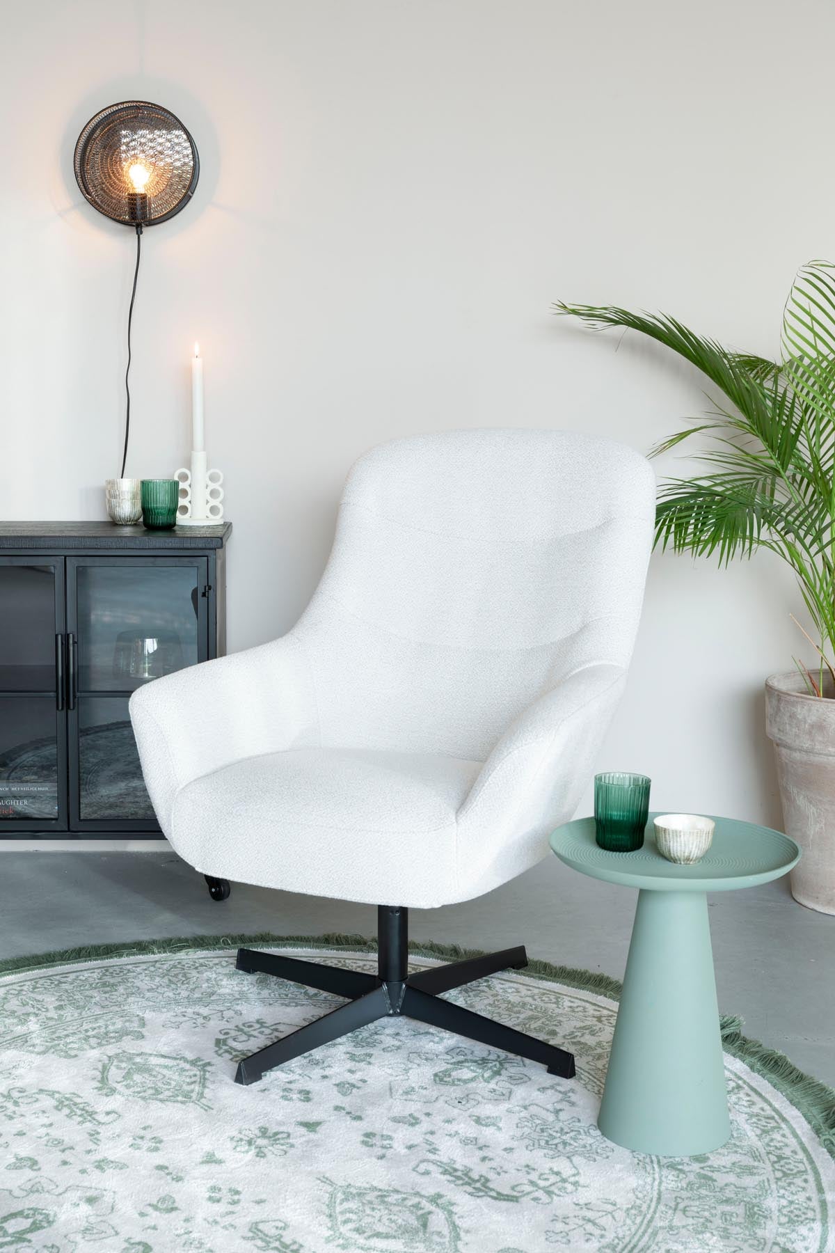 Sessel Yuki in Weiss präsentiert im Onlineshop von KAQTU Design AG. Sessel mit Armlehnen ist von White Label Living