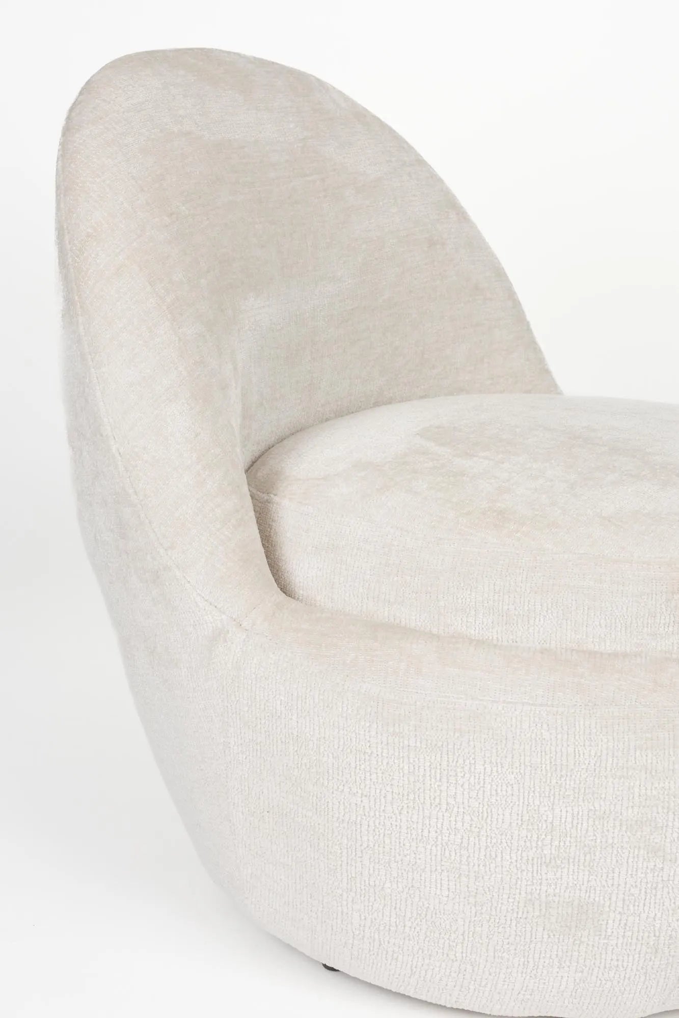 Der Nash Sessel vereint modernes Design mit Komfort, dank hochwertigem Polyesterbezug und ergonomischer Polsterung.