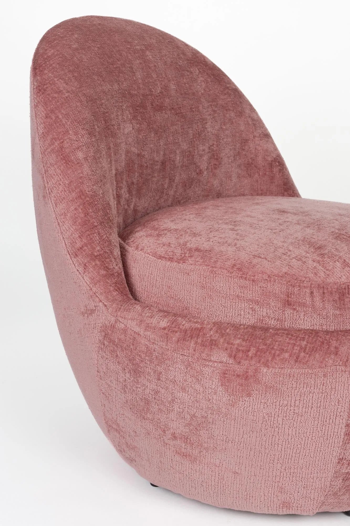 Der Nash Sessel vereint modernes Design mit Komfort, dank hochwertigem Polyesterbezug und ergonomischer Polsterung.