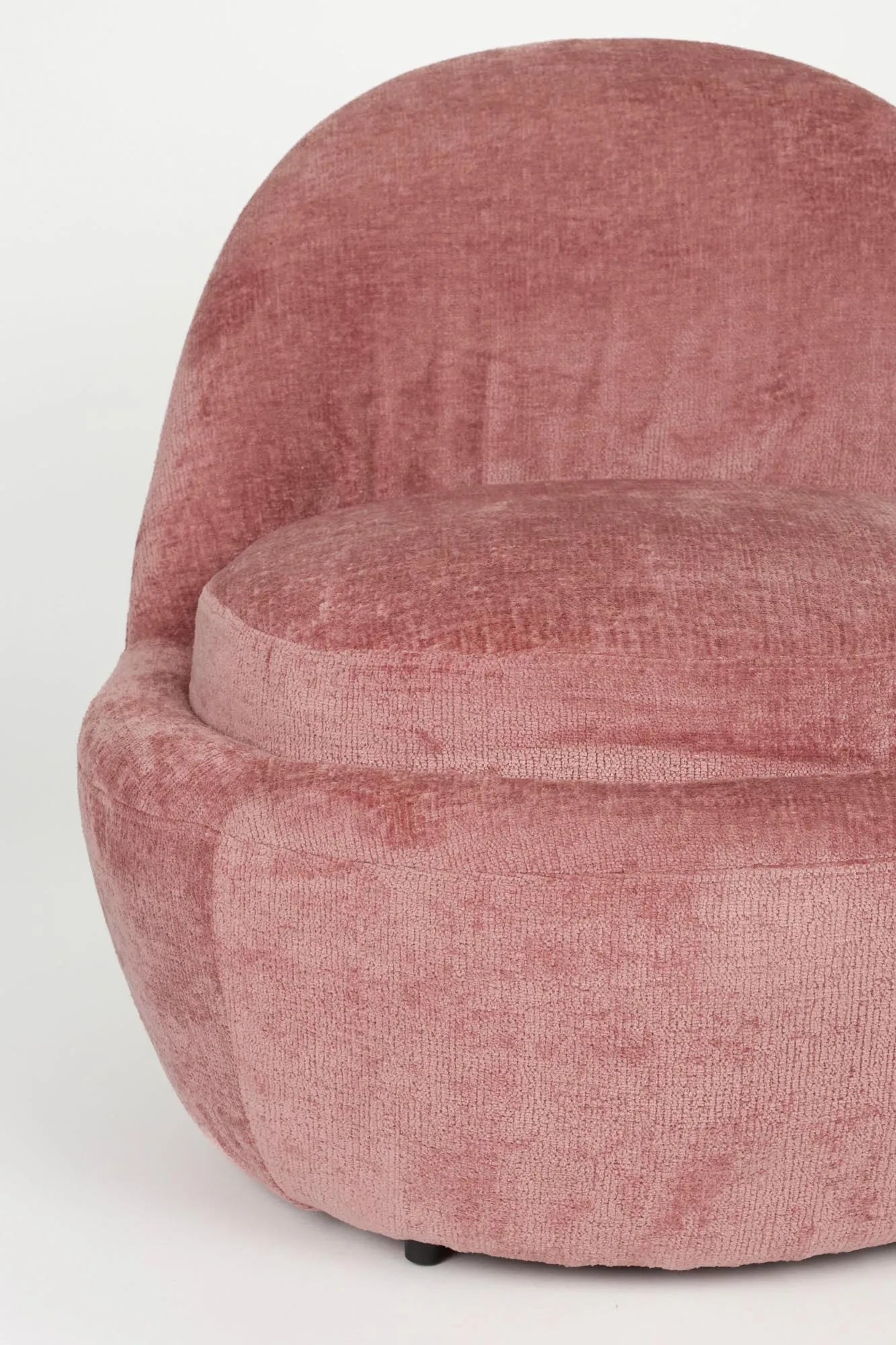 Der Nash Sessel vereint modernes Design mit Komfort, dank hochwertigem Polyesterbezug und ergonomischer Polsterung.