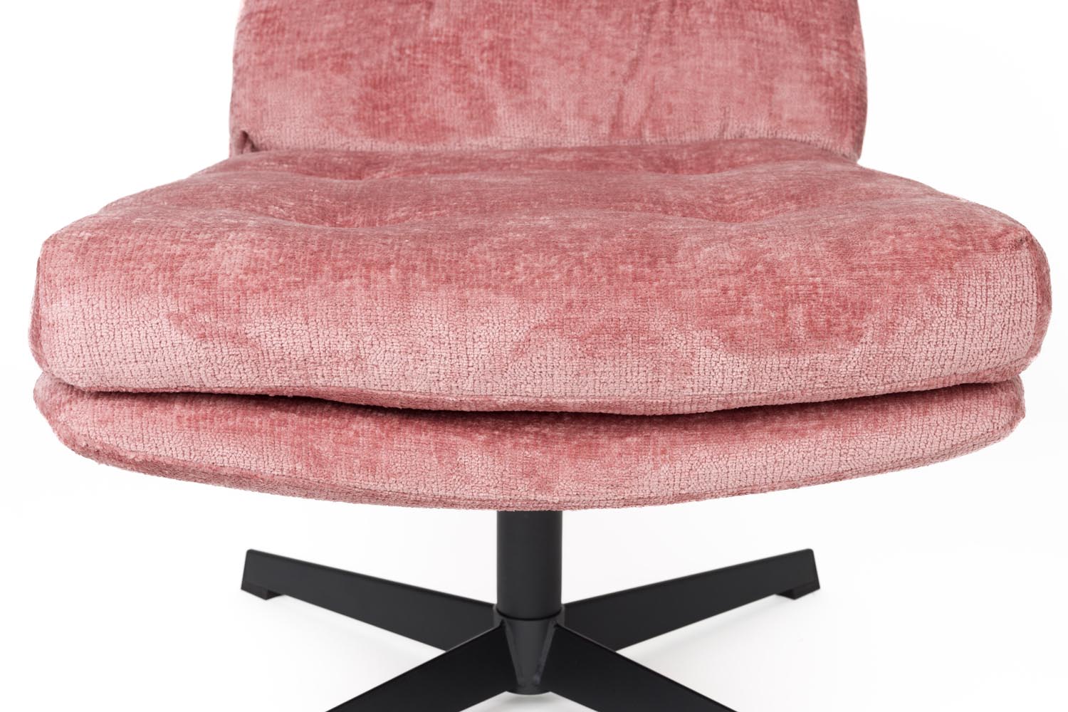 Der Kai Sessel von White Label Living kombiniert modernes Design mit Komfort, ideal für stilvolle Wohnräume.