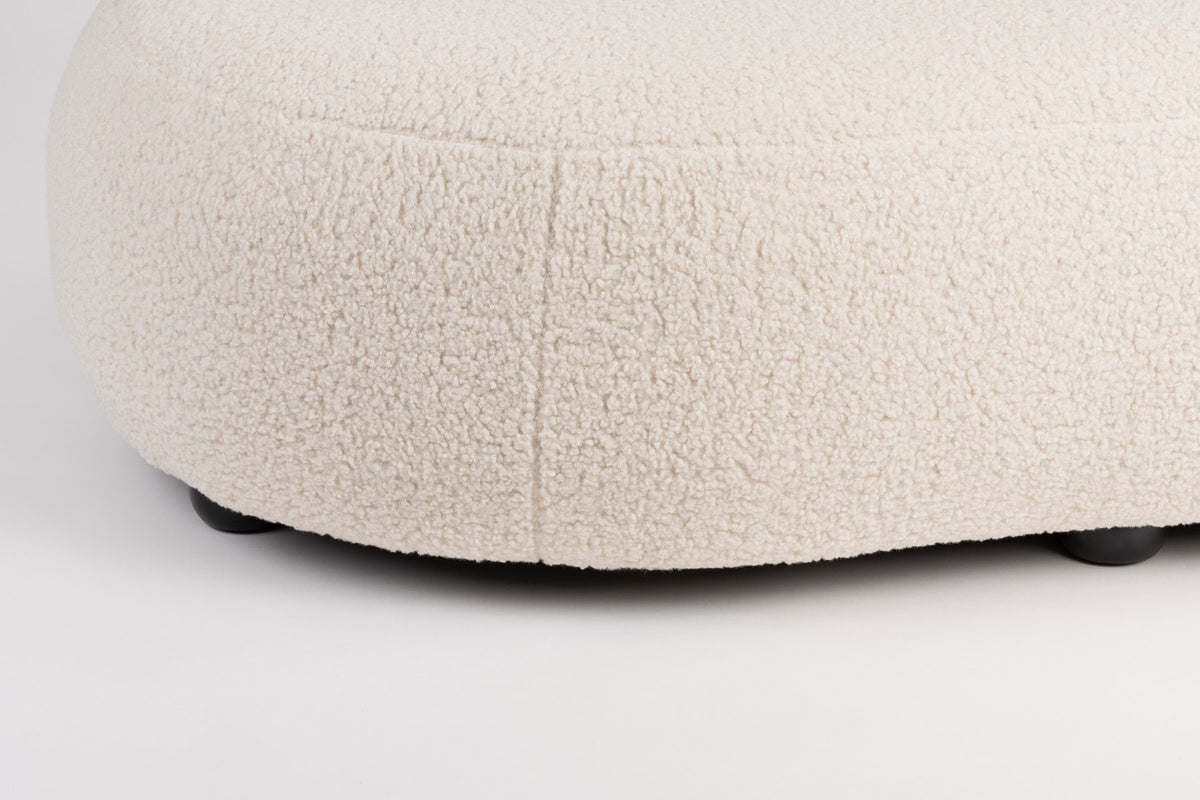 2er Sofa Noxx mit weichem Teddy-Stoffbezug und organisch gerundeter Form