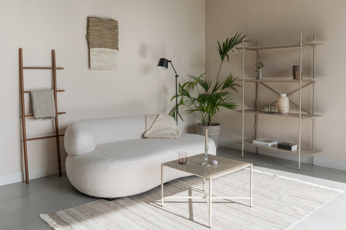 2er Sofa Noxx mit weichem Teddy-Stoffbezug und organisch gerundeter Form