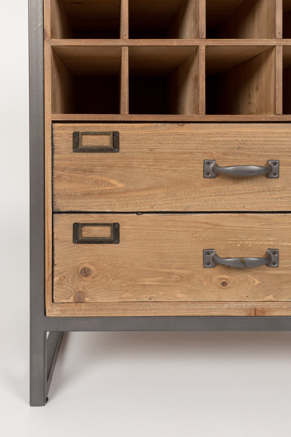 Cabinet Edgar in Braun präsentiert im Onlineshop von KAQTU Design AG. Vitrine ist von White Label Living