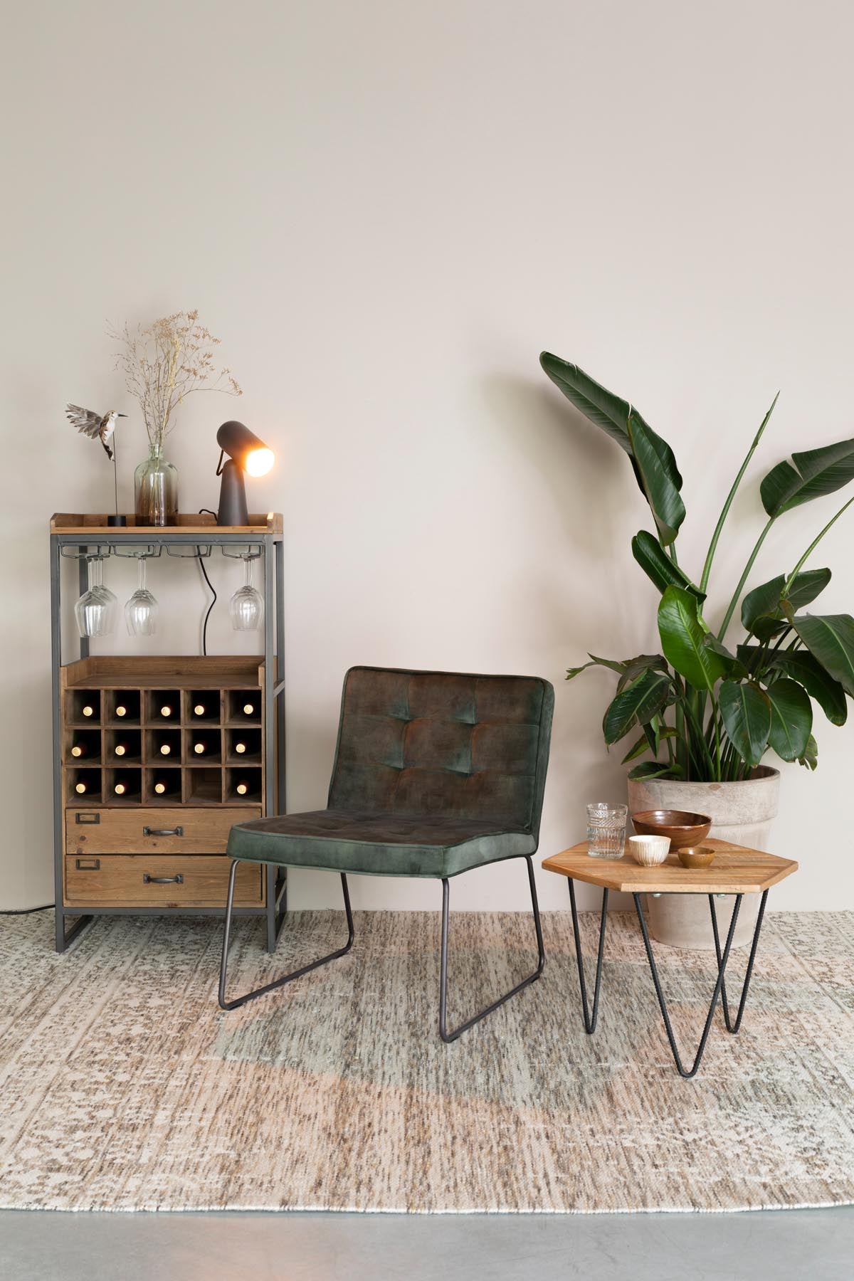 Cabinet Edgar in Braun präsentiert im Onlineshop von KAQTU Design AG. Vitrine ist von White Label Living