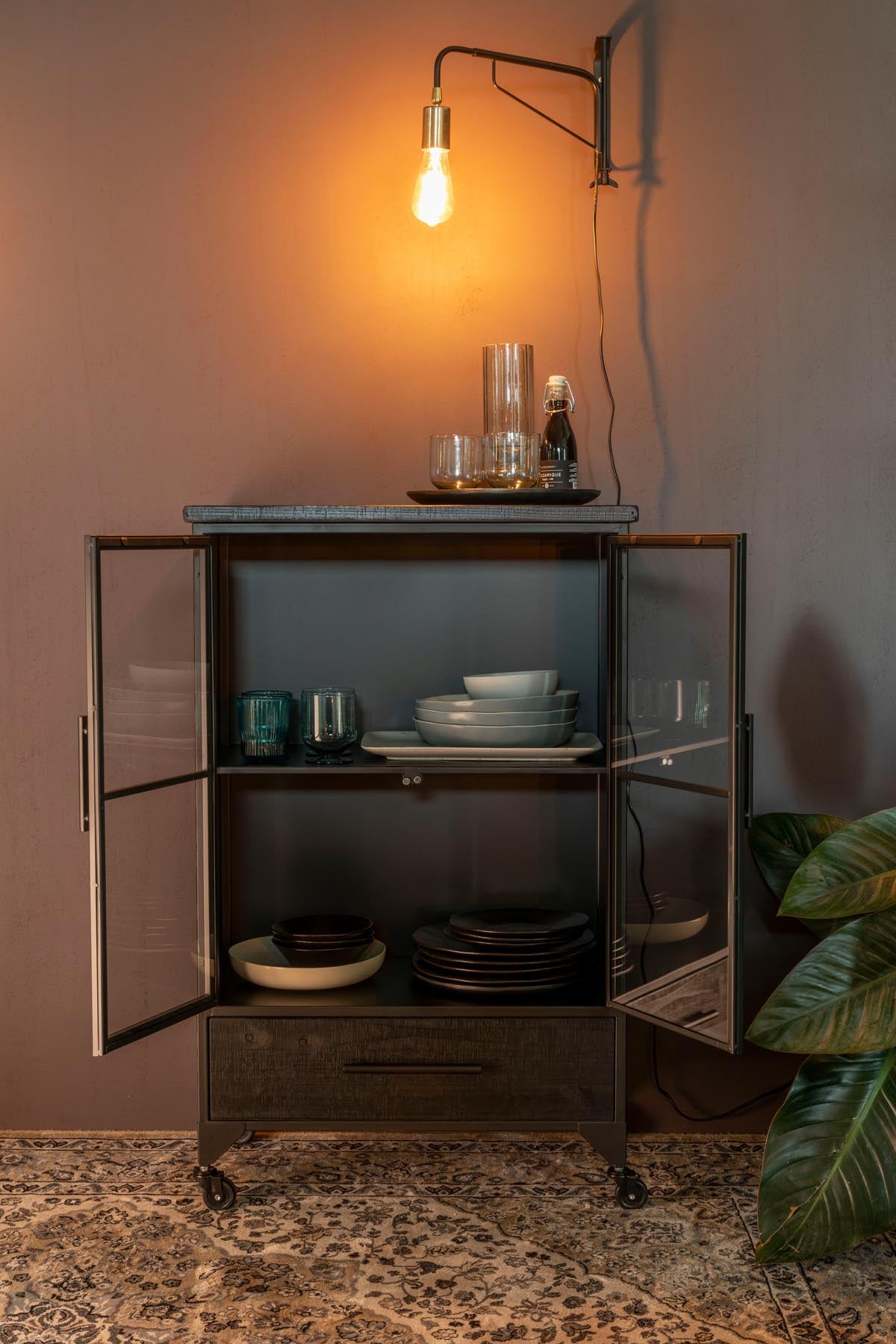 Cabinet FERRE in Schwarz präsentiert im Onlineshop von KAQTU Design AG. Vitrine ist von White Label Living