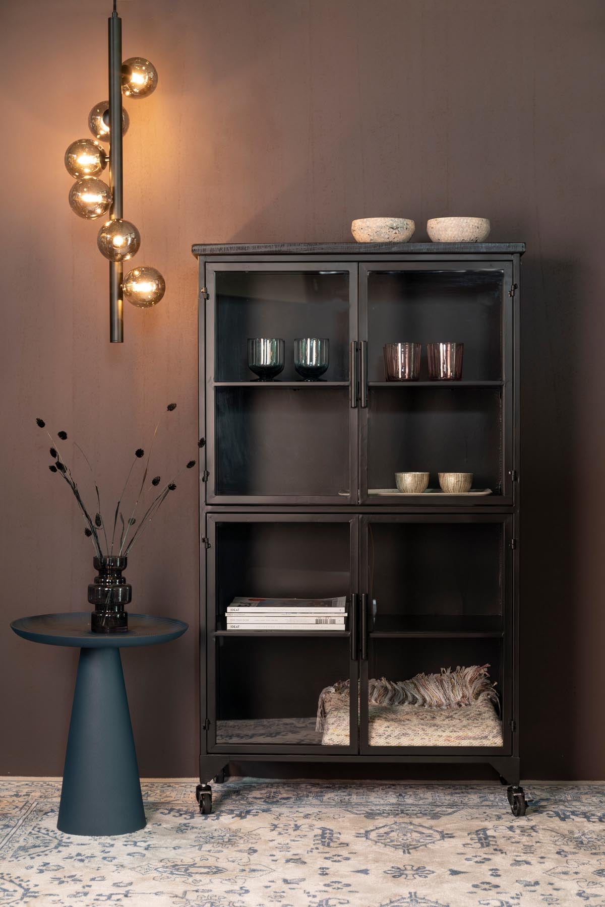Cabinet FERRE in Schwarz präsentiert im Onlineshop von KAQTU Design AG. Vitrine ist von White Label Living