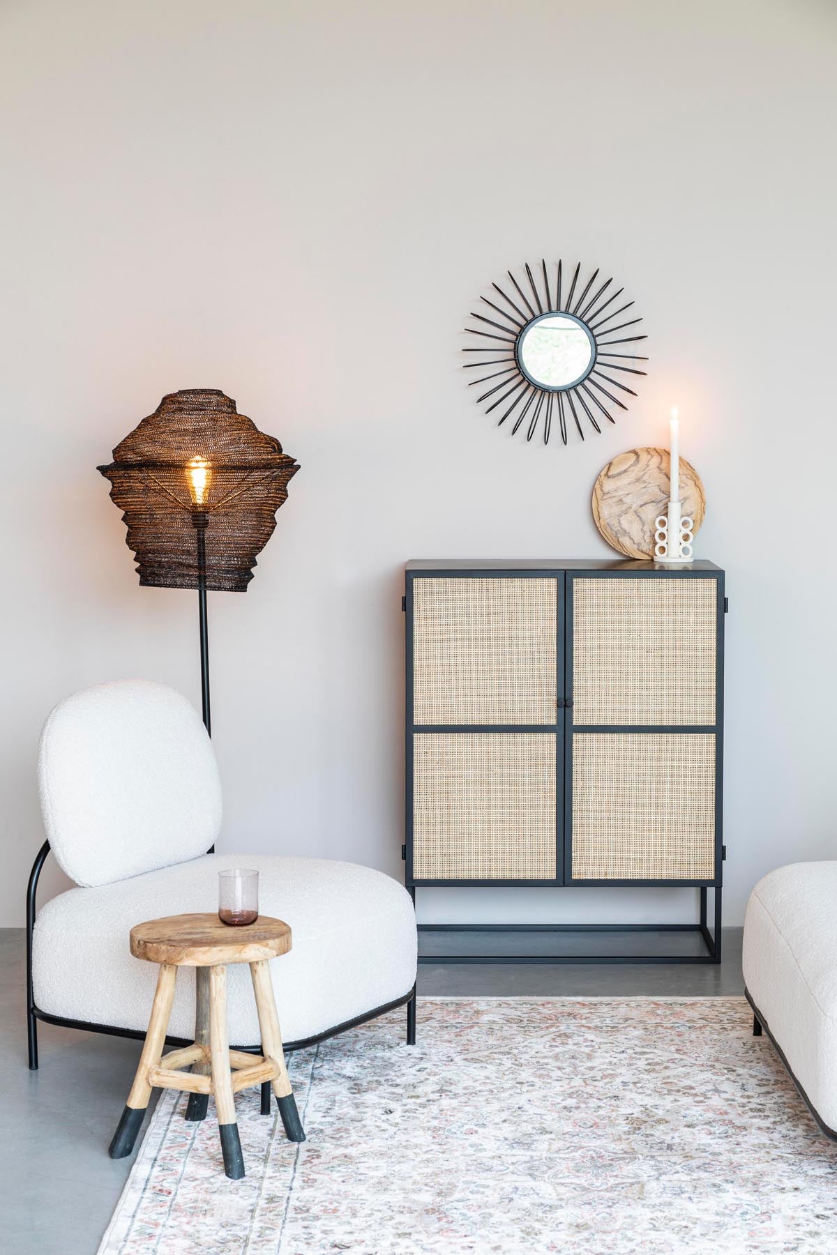 Cabinet Guuji Low 2türig in Schwarz/Natur präsentiert im Onlineshop von KAQTU Design AG. Vitrine ist von White Label Living