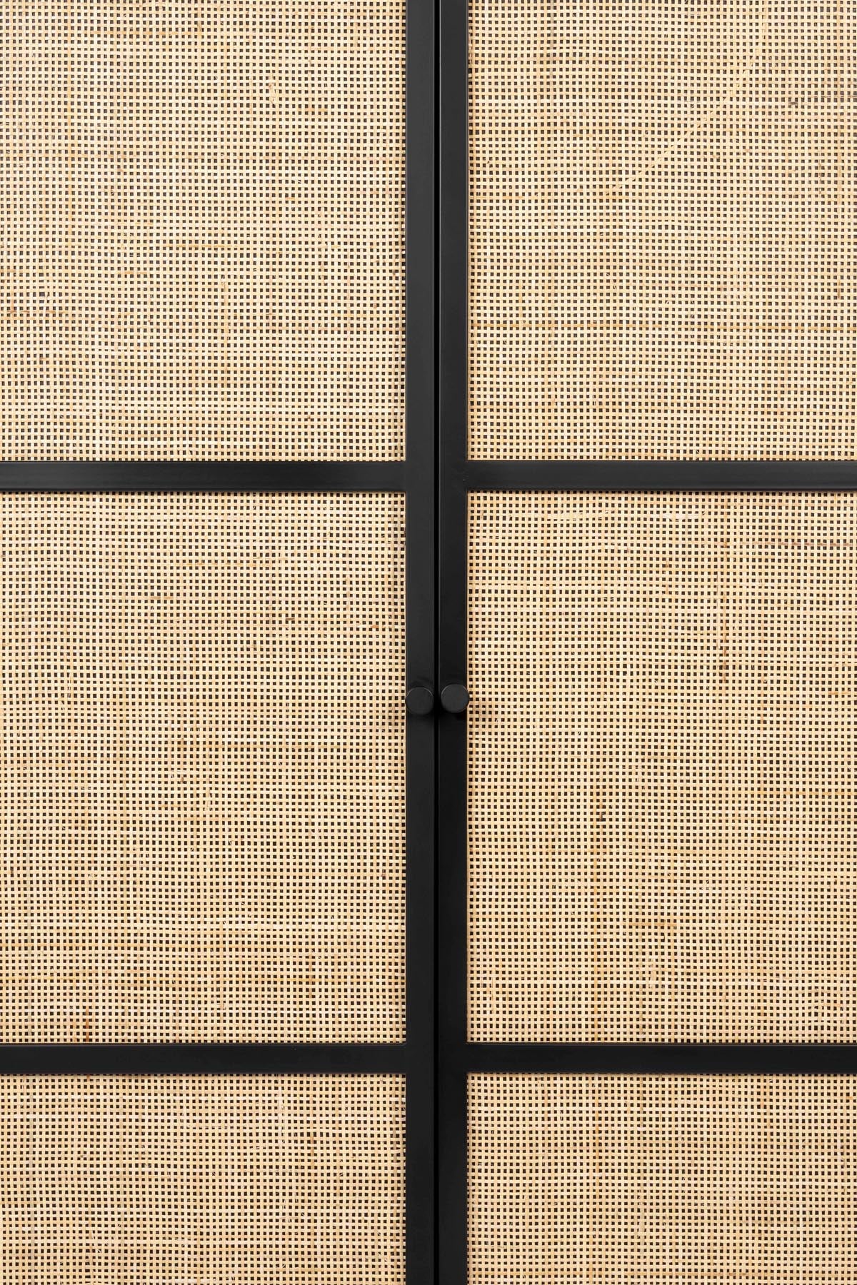 Cabinet Guuji High 2türig in Schwarz/Natur präsentiert im Onlineshop von KAQTU Design AG. Vitrine ist von White Label Living