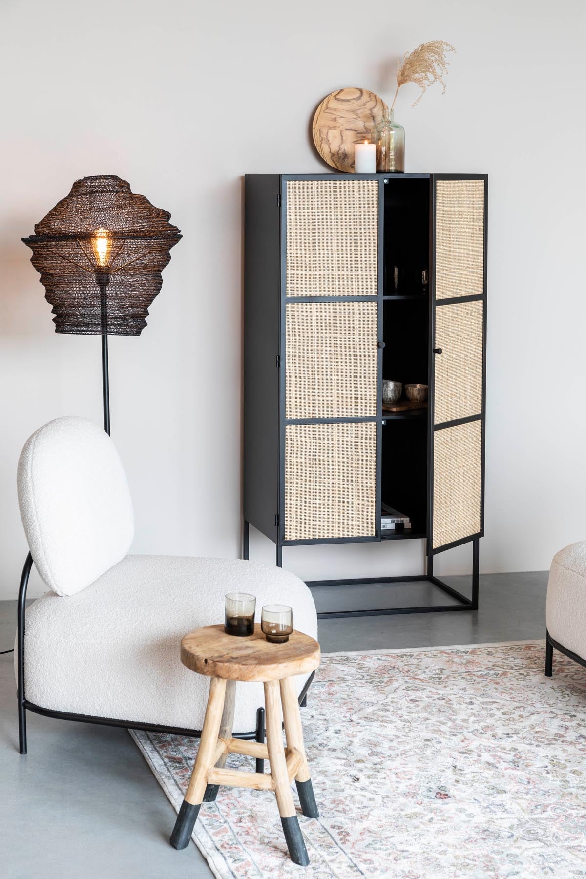 Cabinet Guuji High 2türig in Schwarz/Natur präsentiert im Onlineshop von KAQTU Design AG. Vitrine ist von White Label Living