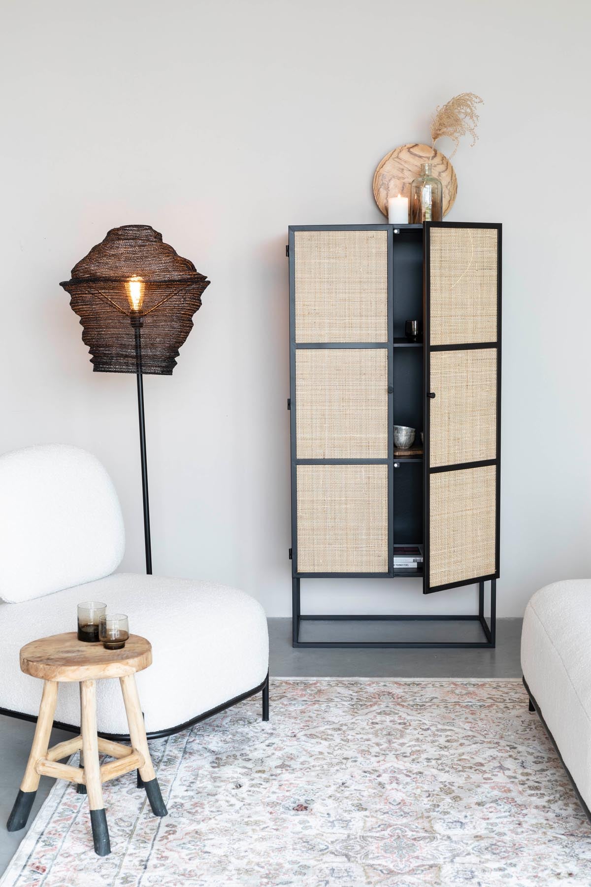 Cabinet Guuji High 2türig in Schwarz/Natur präsentiert im Onlineshop von KAQTU Design AG. Vitrine ist von White Label Living