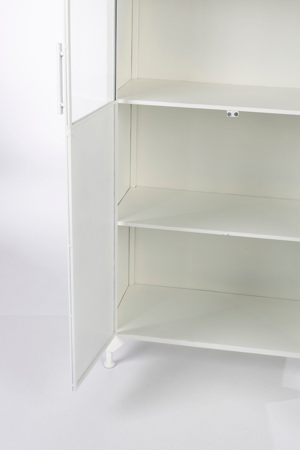 Cabinet MIYA HIGH 2türig in Weiss präsentiert im Onlineshop von KAQTU Design AG. Vitrine ist von White Label Living