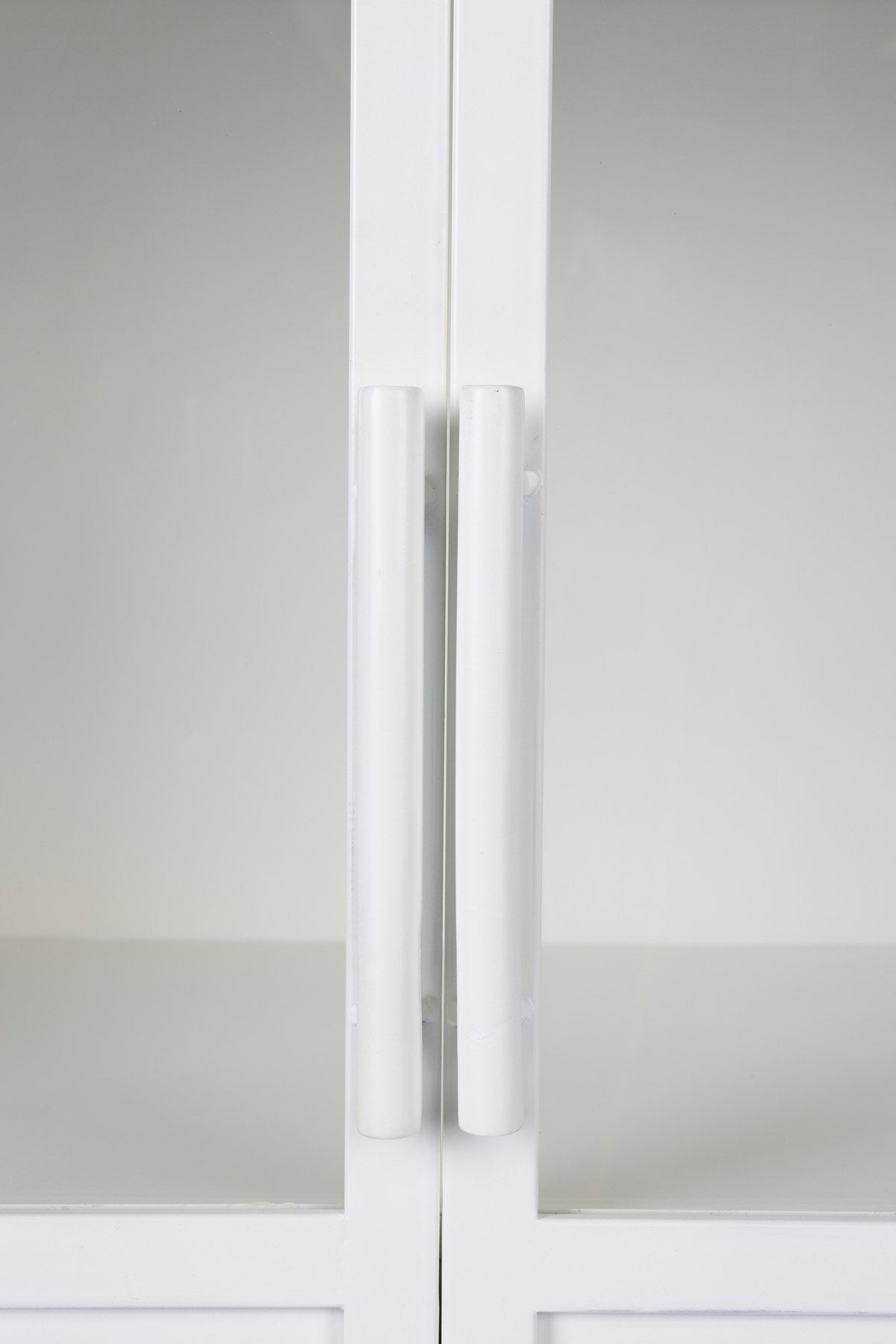 Cabinet MIYA HIGH 2türig in Weiss präsentiert im Onlineshop von KAQTU Design AG. Vitrine ist von White Label Living