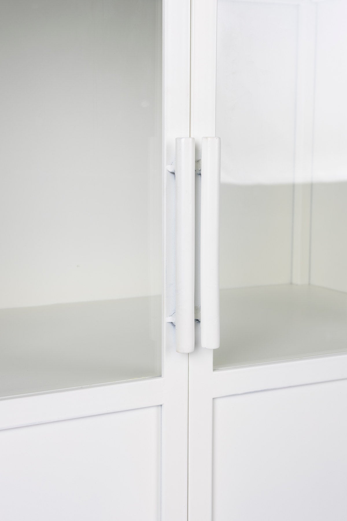 Cabinet MIYA HIGH 2türig in Weiss präsentiert im Onlineshop von KAQTU Design AG. Vitrine ist von White Label Living
