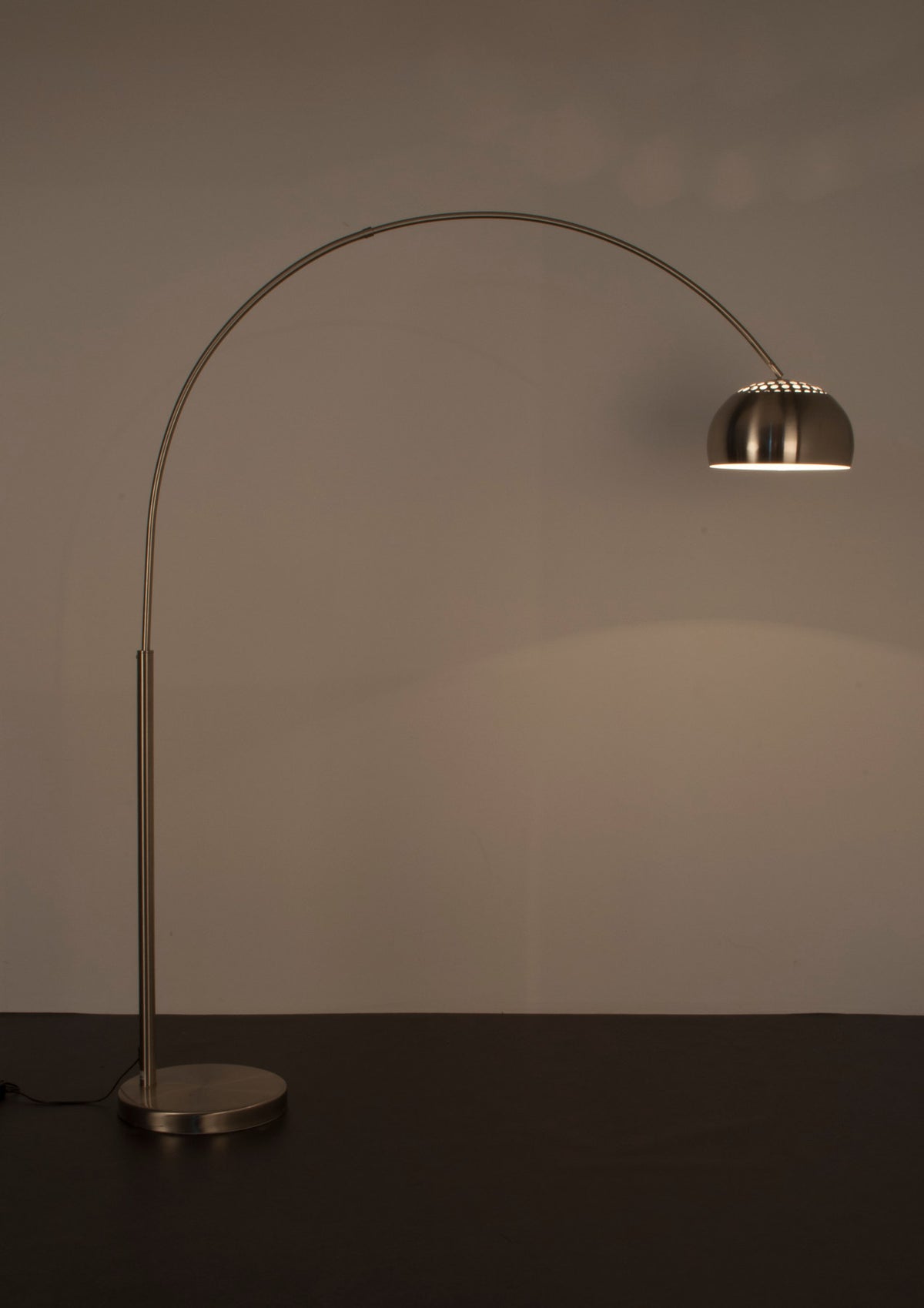 Stehleuchte Bow in Silber präsentiert im Onlineshop von KAQTU Design AG. Stehleuchte ist von White Label Living