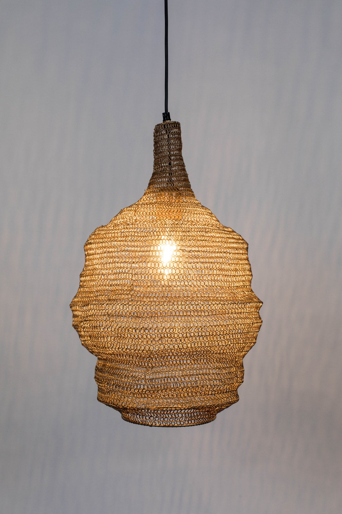 Pendellampe Lena in Gold präsentiert im Onlineshop von KAQTU Design AG. Pendelleuchte ist von White Label Living