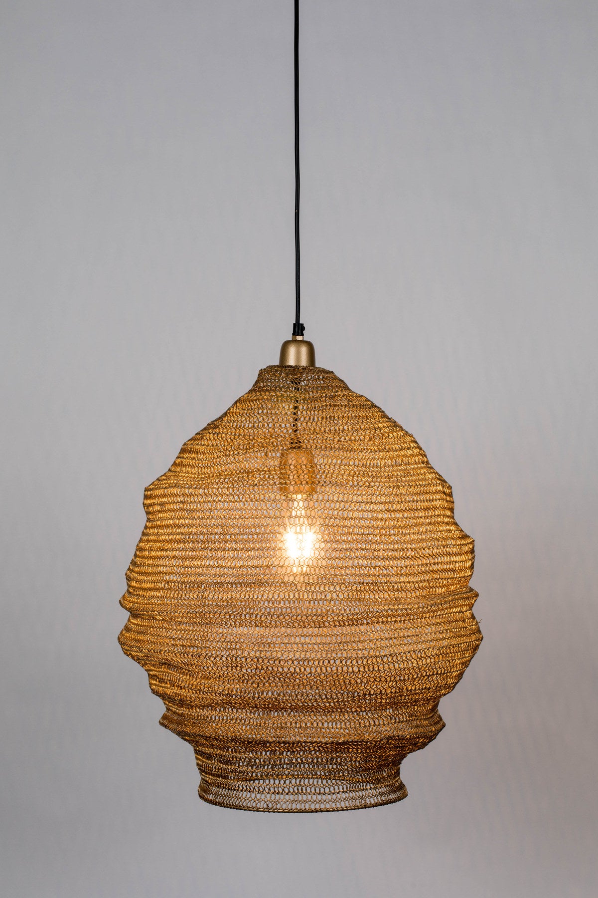 Pendellampe Lena in Gold präsentiert im Onlineshop von KAQTU Design AG. Pendelleuchte ist von White Label Living