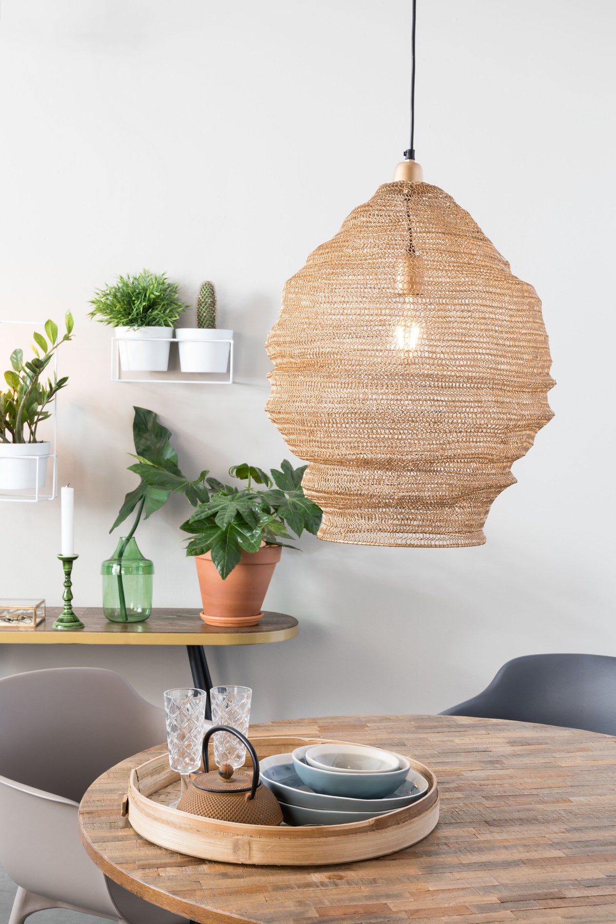 Pendellampe Lena in Gold präsentiert im Onlineshop von KAQTU Design AG. Pendelleuchte ist von White Label Living