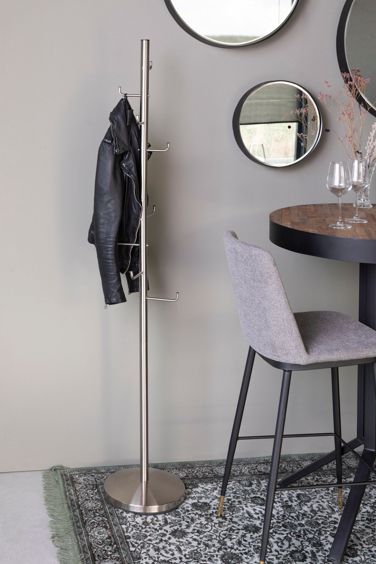 Kleiderständer HOOKED in Silber präsentiert im Onlineshop von KAQTU Design AG. Kleiderständer ist von White Label Living