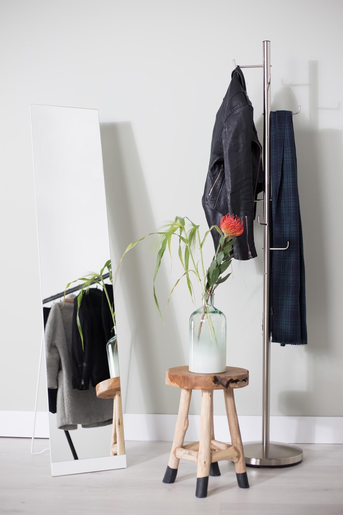 Spiegel Stand in Weiss präsentiert im Onlineshop von KAQTU Design AG. Wandspiegel ist von White Label Living
