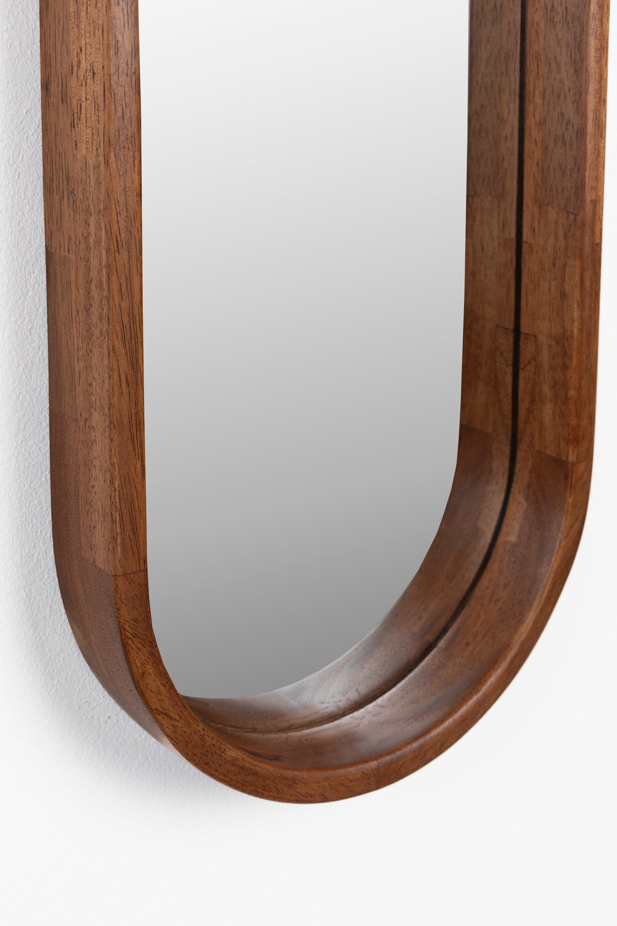 Ovaler Wandspiegel Nyko in Beige mit Rahmen aus Gummiholz, an der Wand hängend