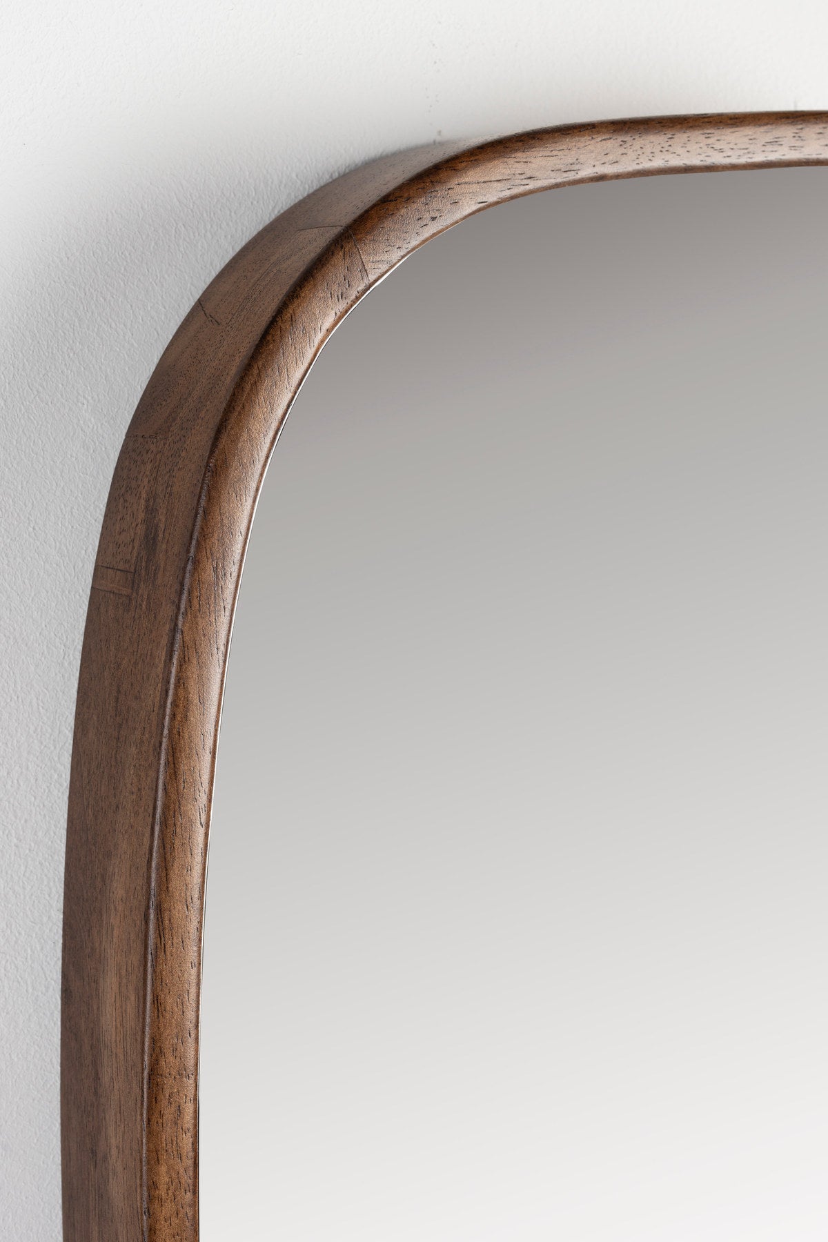 Hochformatiger beiger Wandspiegel Nyko Mirror M von White Label Living