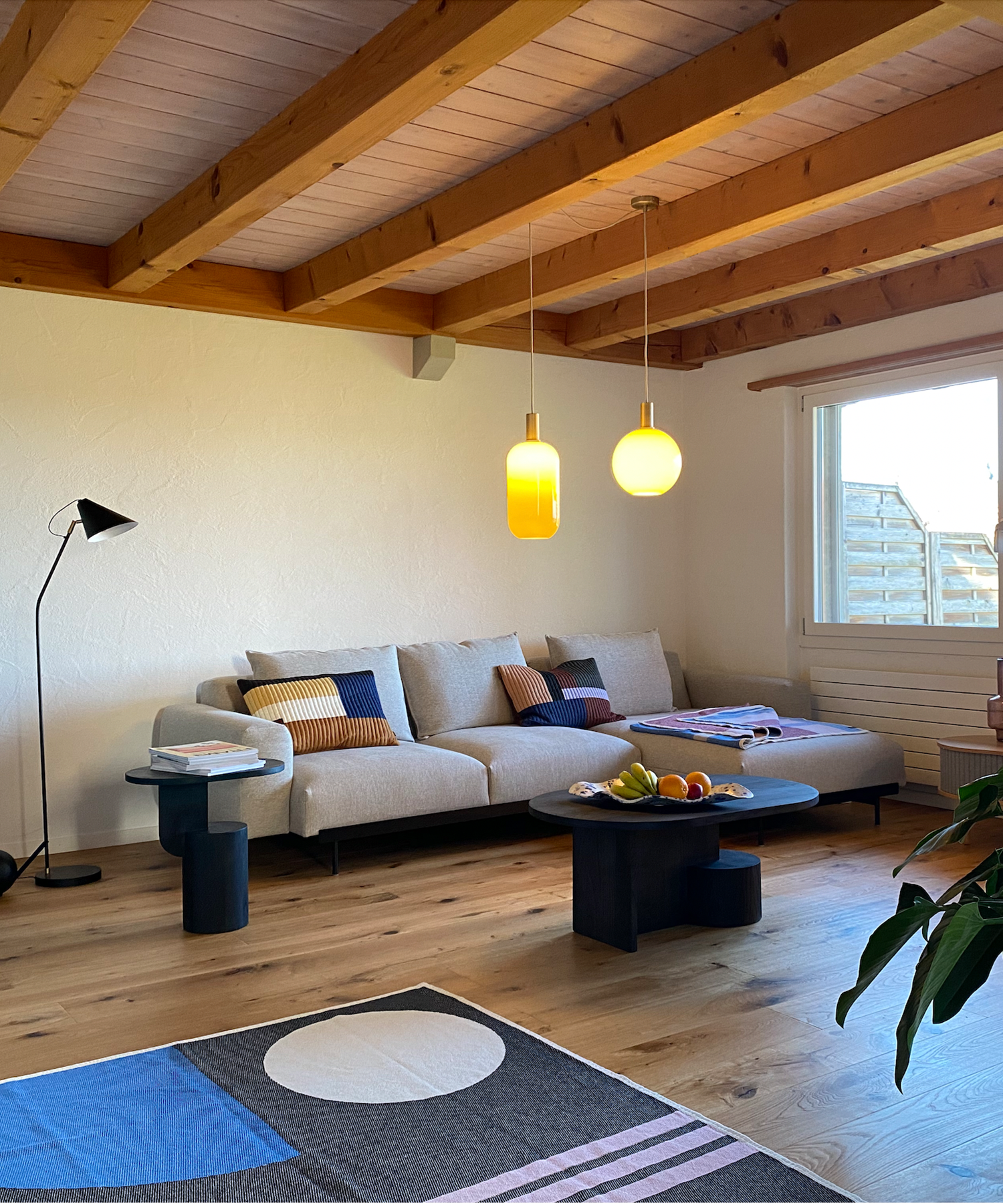 Wohnzimmer skandinavisch eingerichtet, Produkte von Muuto, Ferm Living und House Doctor