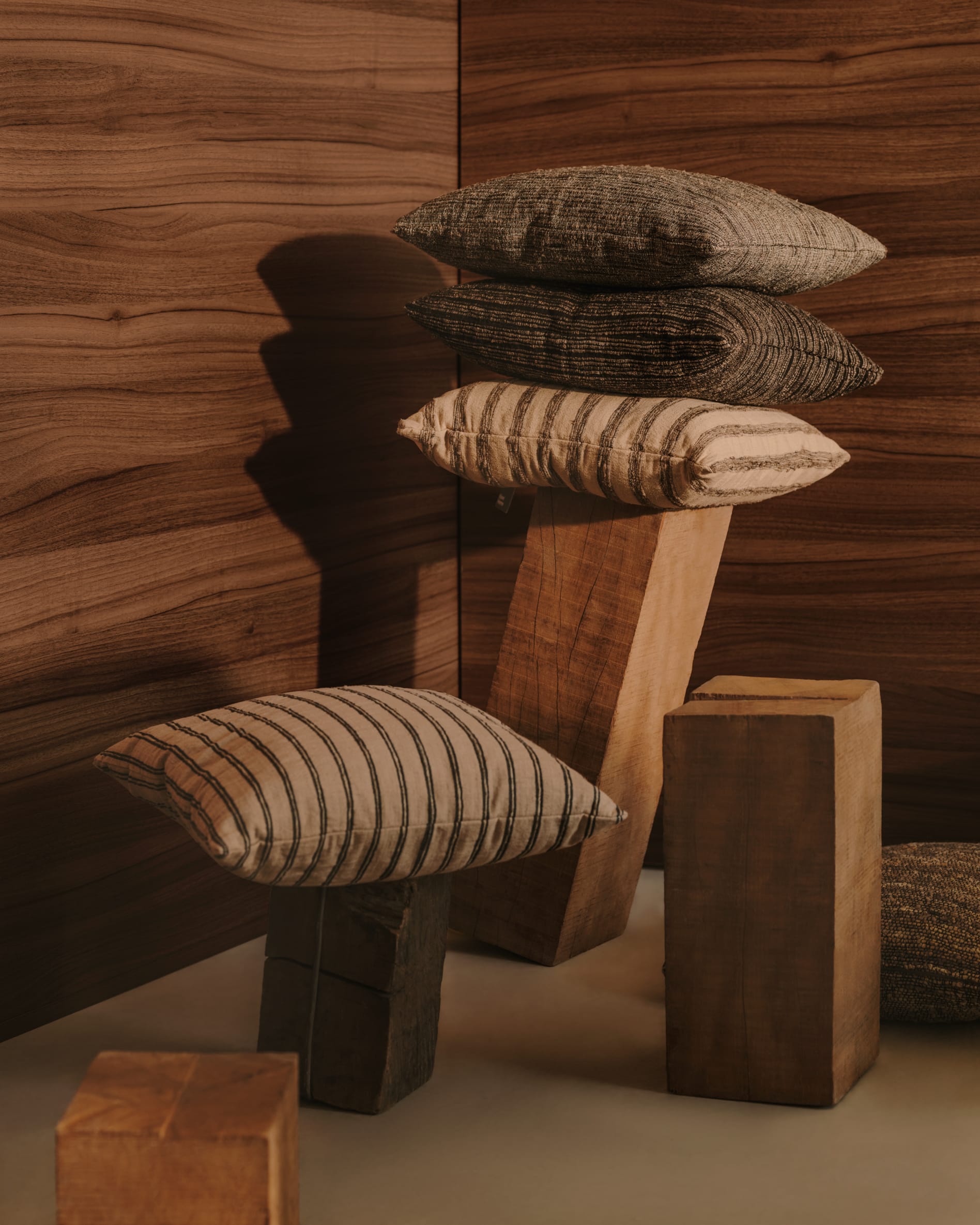 Kissenbezug Caliu aus Seide und Baumwolle beige mit grauen Streifen 45 x 45 cm in Beige präsentiert im Onlineshop von KAQTU Design AG. Deko Kissenbezug ist von Kave Home