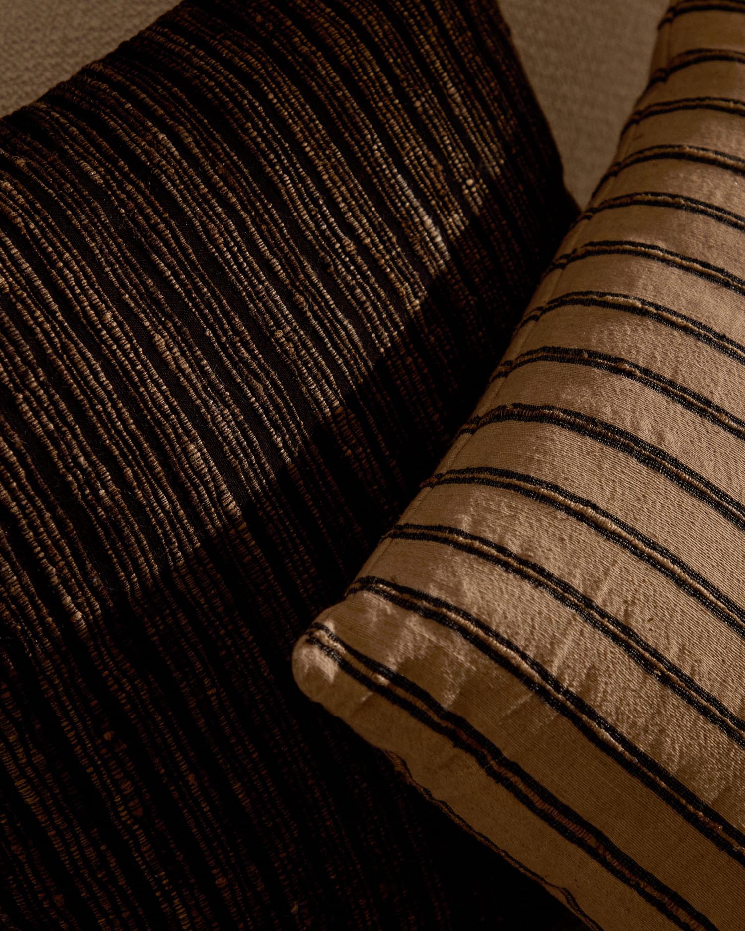 Kissenbezug Caliu aus Seide und Baumwolle beige mit grauen Streifen 45 x 45 cm in Beige präsentiert im Onlineshop von KAQTU Design AG. Deko Kissenbezug ist von Kave Home