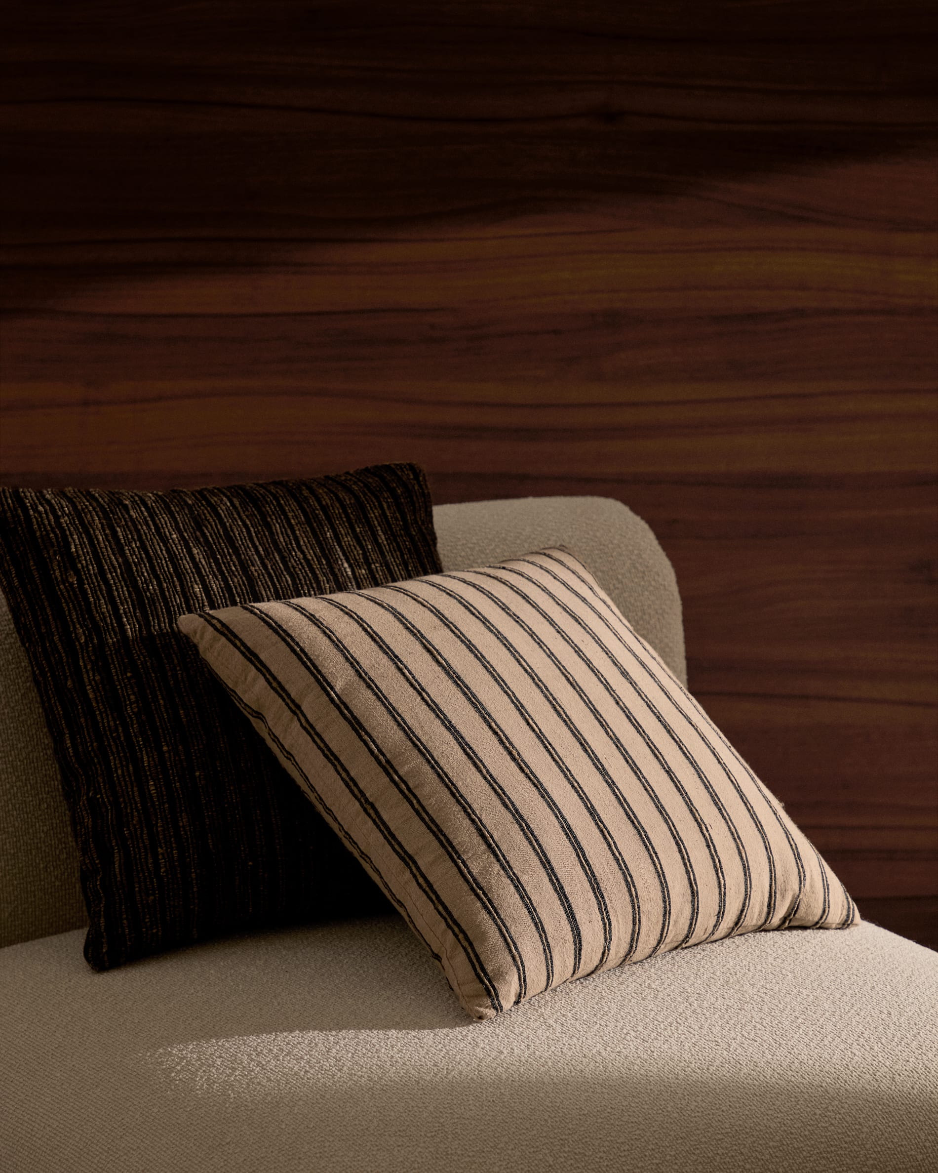 Kissenbezug Caliu aus Seide und Baumwolle beige mit grauen Streifen 45 x 45 cm in Beige präsentiert im Onlineshop von KAQTU Design AG. Deko Kissenbezug ist von Kave Home