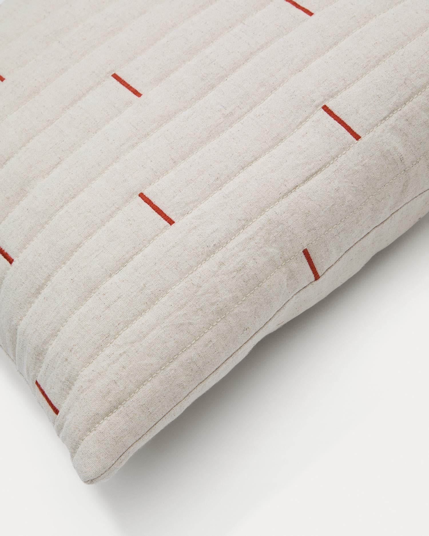Kissenbezug Blaina aus Baumwolle und Leinen weiss mit roter Stickerei 45 x 45 cm in Weiss, Terrakotta präsentiert im Onlineshop von KAQTU Design AG. Deko Kissenbezug ist von Kave Home