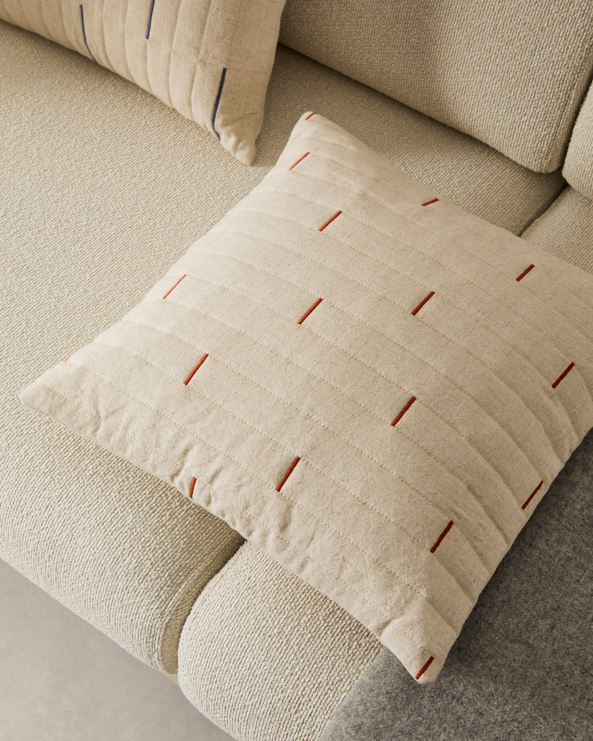 Kissenbezug Blaina aus Baumwolle und Leinen weiss mit roter Stickerei 45 x 45 cm in Weiss, Terrakotta präsentiert im Onlineshop von KAQTU Design AG. Deko Kissenbezug ist von Kave Home