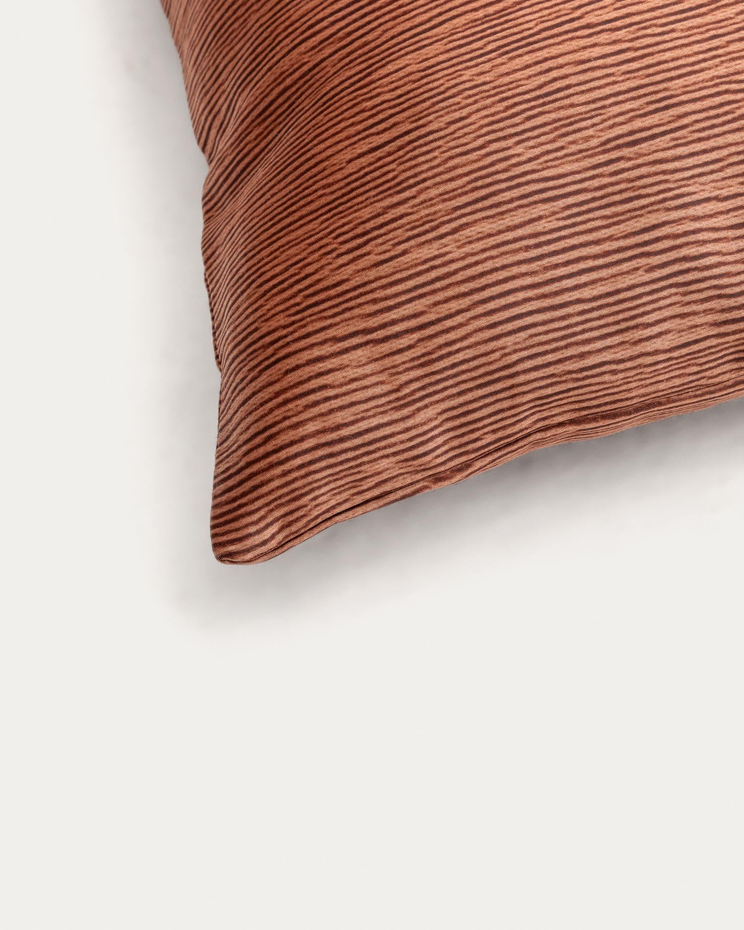 Kissenbezug Mirca Struktur braun 45 x 45 cm in Braun präsentiert im Onlineshop von KAQTU Design AG. Deko Kissenbezug ist von Kave Home