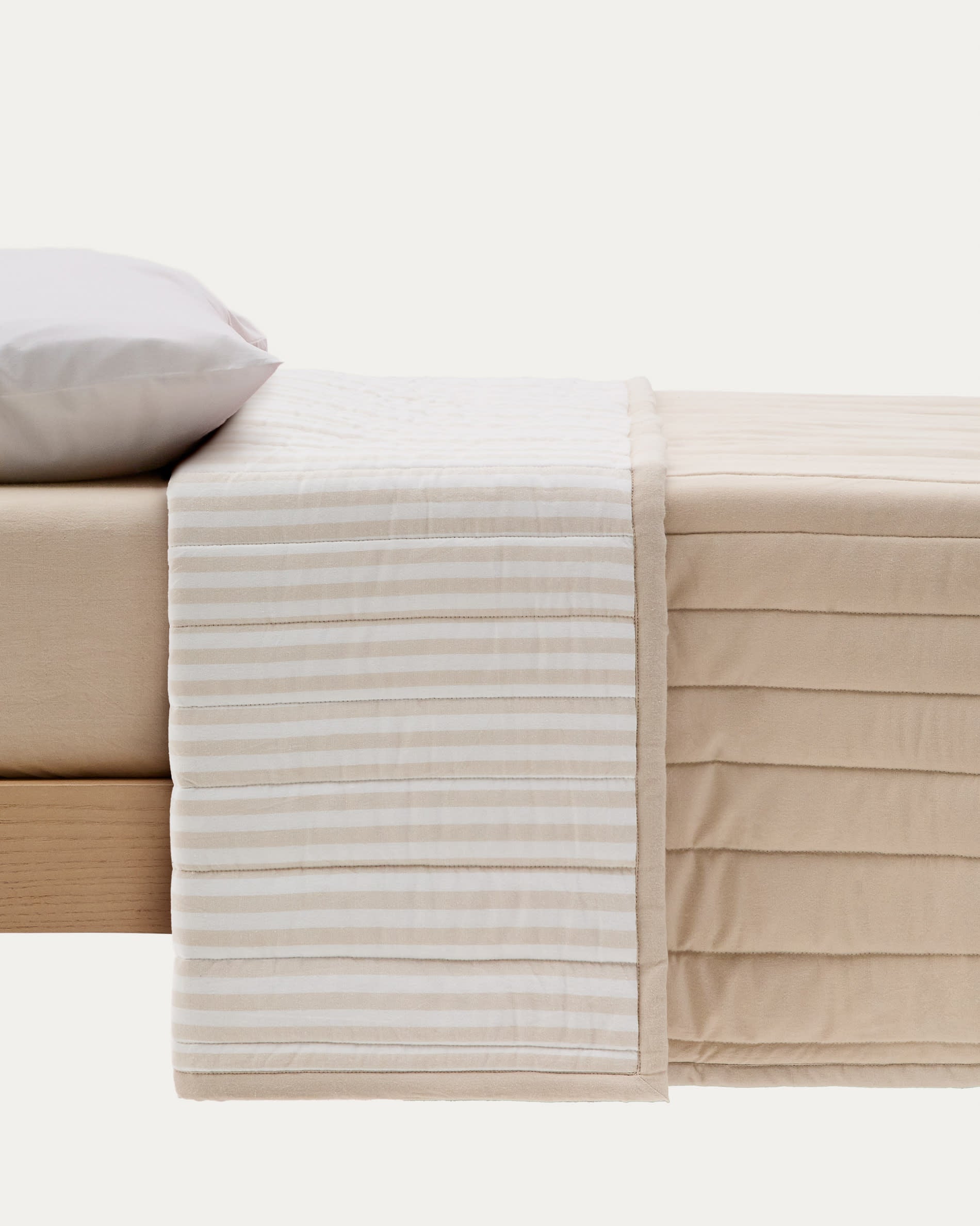 Tagesdecke Sini aus 100% Bio-Baumwolle beige für Bett 90 cm in Beige präsentiert im Onlineshop von KAQTU Design AG. Bettüberwurf ist von Kave Home
