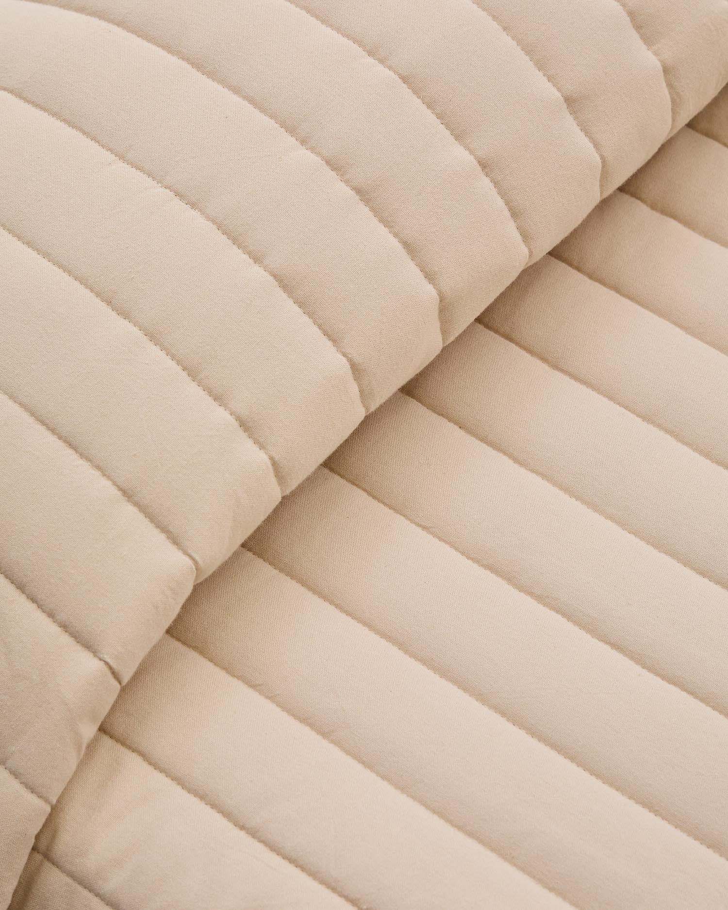 Tagesdecke Sini aus 100% Bio-Baumwolle beige für Bett 90 cm in Beige präsentiert im Onlineshop von KAQTU Design AG. Bettüberwurf ist von Kave Home