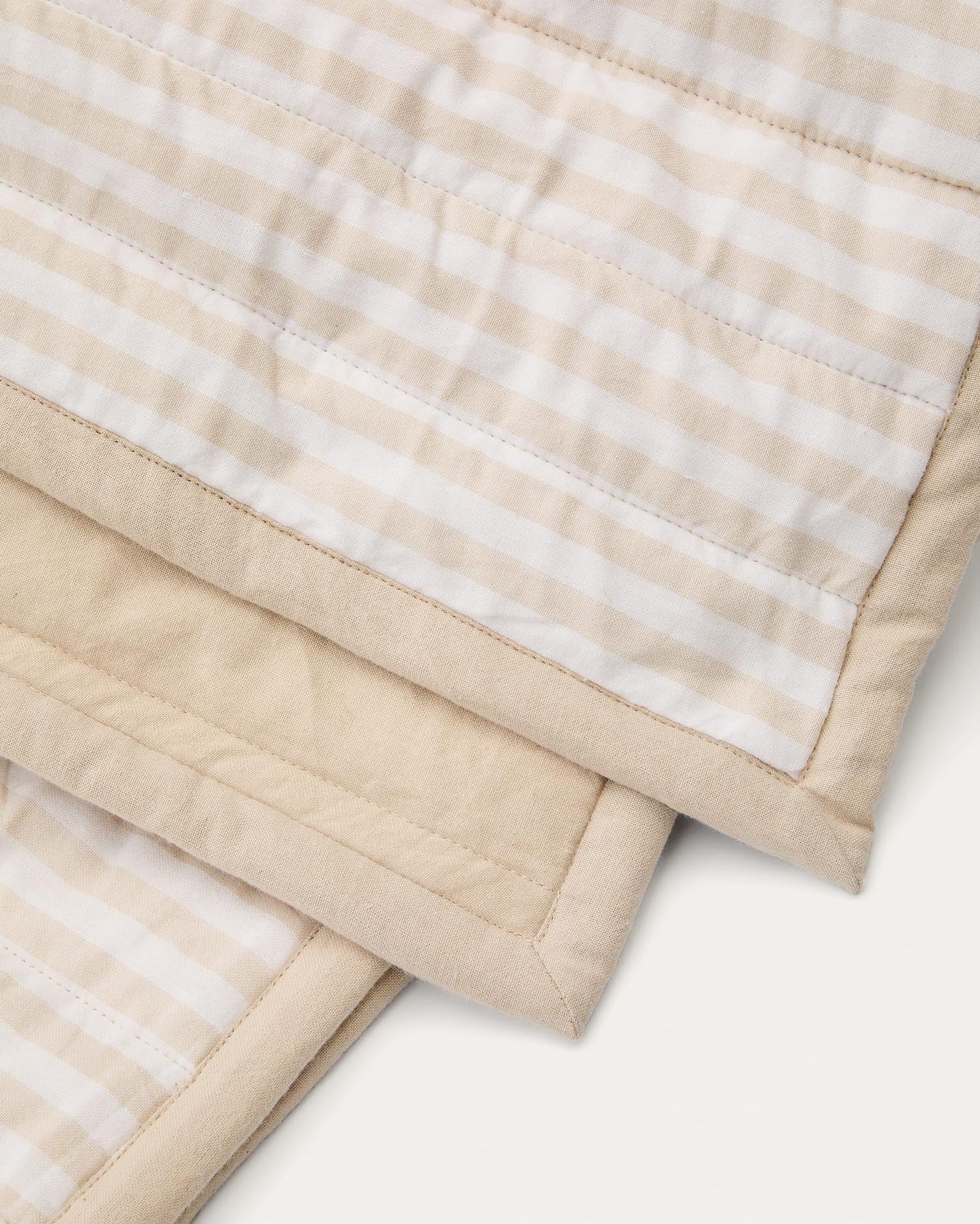 Tagesdecke Sini aus 100% Bio-Baumwolle beige für Bett 90 cm in Beige präsentiert im Onlineshop von KAQTU Design AG. Bettüberwurf ist von Kave Home