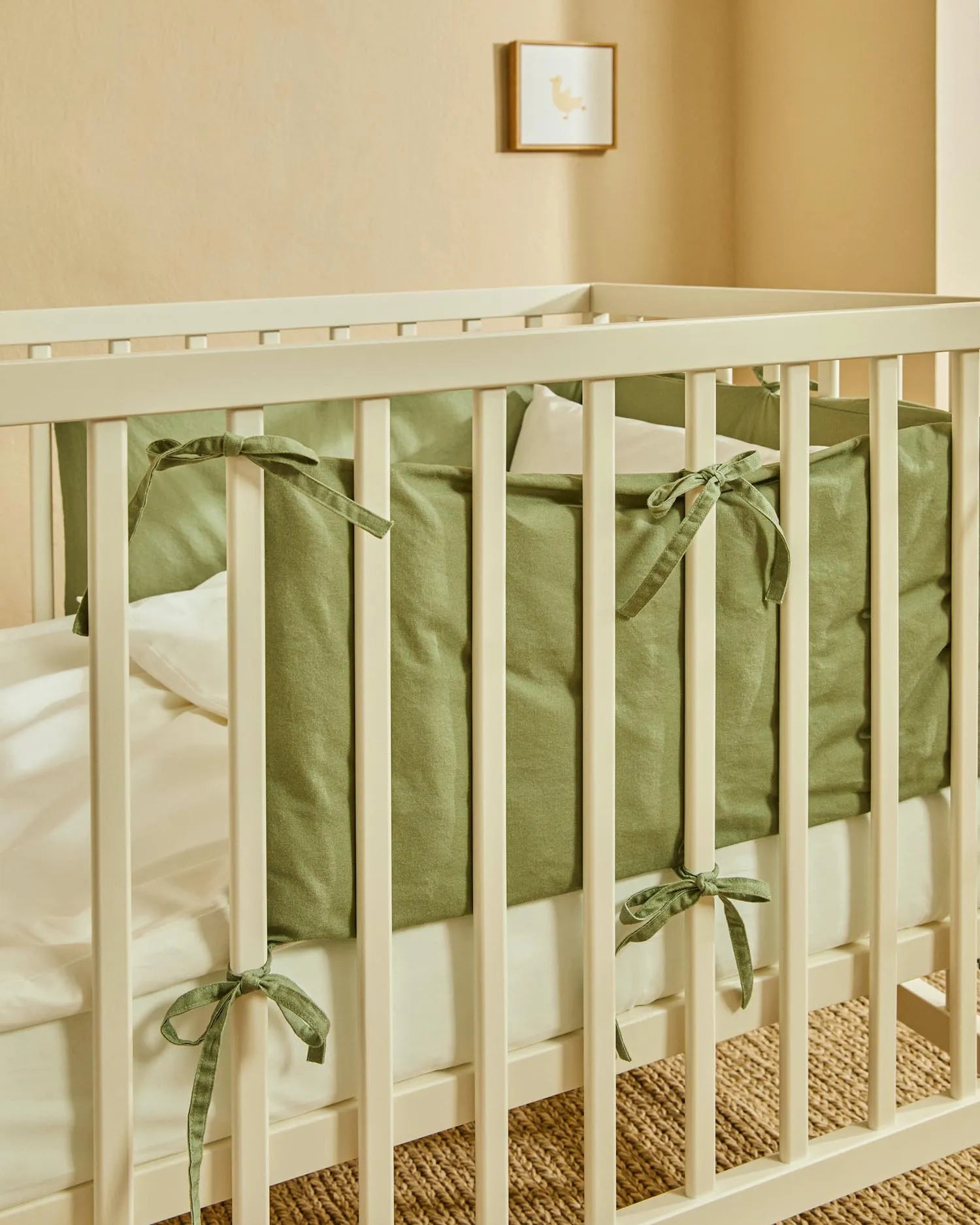 Das grüne Bettnestchen Laily aus Bio-Baumwolle bietet Schutz und Komfort im Kinderbett.