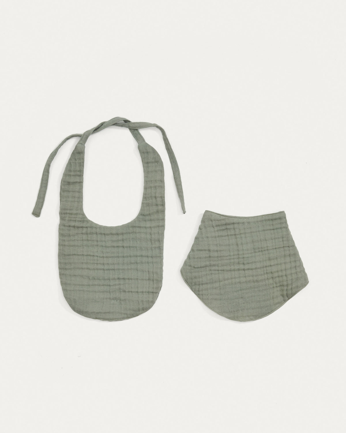 Set Prune aus Lätzchen und Halstuch aus 100% grüner Baumwolle in Grün präsentiert im Onlineshop von KAQTU Design AG. Geschirr Kids ist von Kave Home